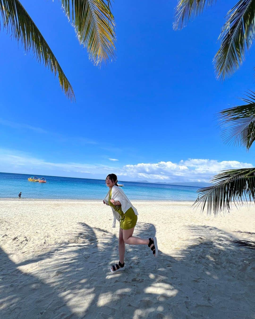 ちとせよしのさんのインスタグラム写真 - (ちとせよしのInstagram)「2日連続で行ったホワイトビーチ🏖 海が想像してたよりずっと綺麗でびっくり( Ꙭ).ᐟ‪‪‪  ここにいるとみんなが集まってきてこれ買って~これ買って~ってしてきます🤣 せっかくなので初コーンロウ🤣笑 お洋服とかアクセサリーも現地で買ったよ❣  絶賛観光客ルックで楽しみました(￣ー￣)ww ココナツは思ってたより水に近かった！🥥  #philippines #puertogalera #whitebeach #shein購入品 #フィリピン旅行 #プエルトガレラ #コーンロウ」11月16日 17時54分 - chitose_yoshino