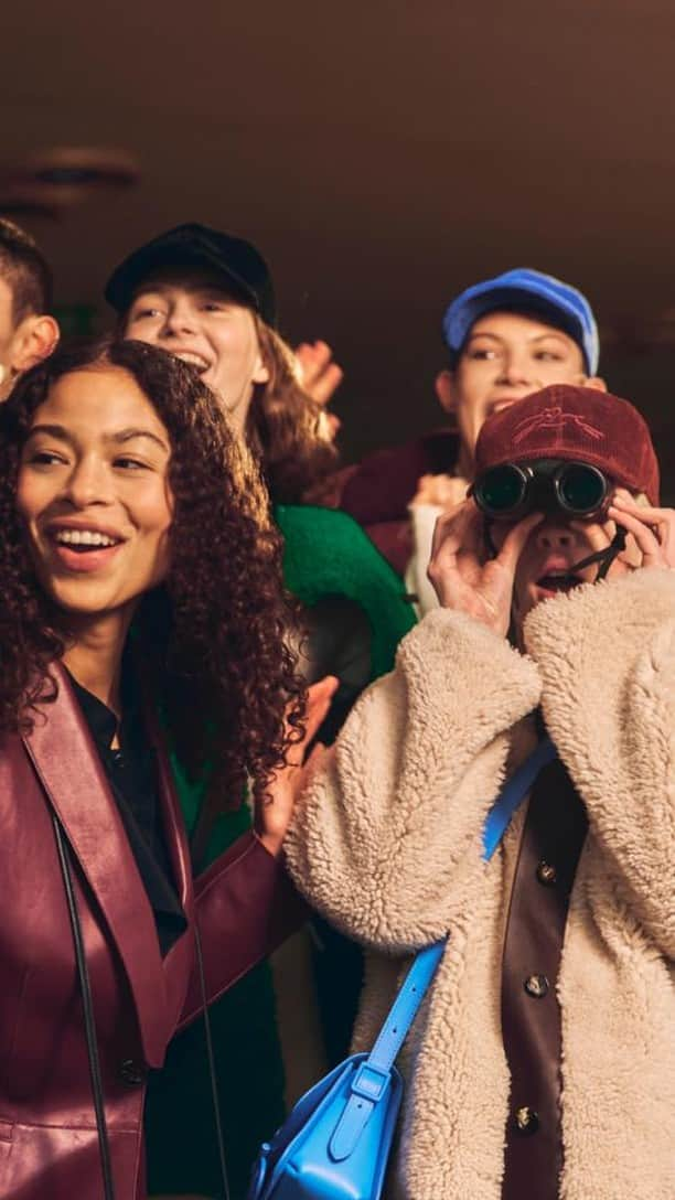 Longchampのインスタグラム：「Eyes on the prize.   Collection : #LongchampFW23  Videographers : Audrey Janssens and Wandy Sinesi-Giusti Hair : Pierre Saint-Sever Make-up artist : Hélène Vasnier  #LongchampAtTheRaces #LongchampFW23 #longchamp #horse #horseracing #adventure #look #mood #frenchy #closeup #stilllife #leatherbag #hippodrome」