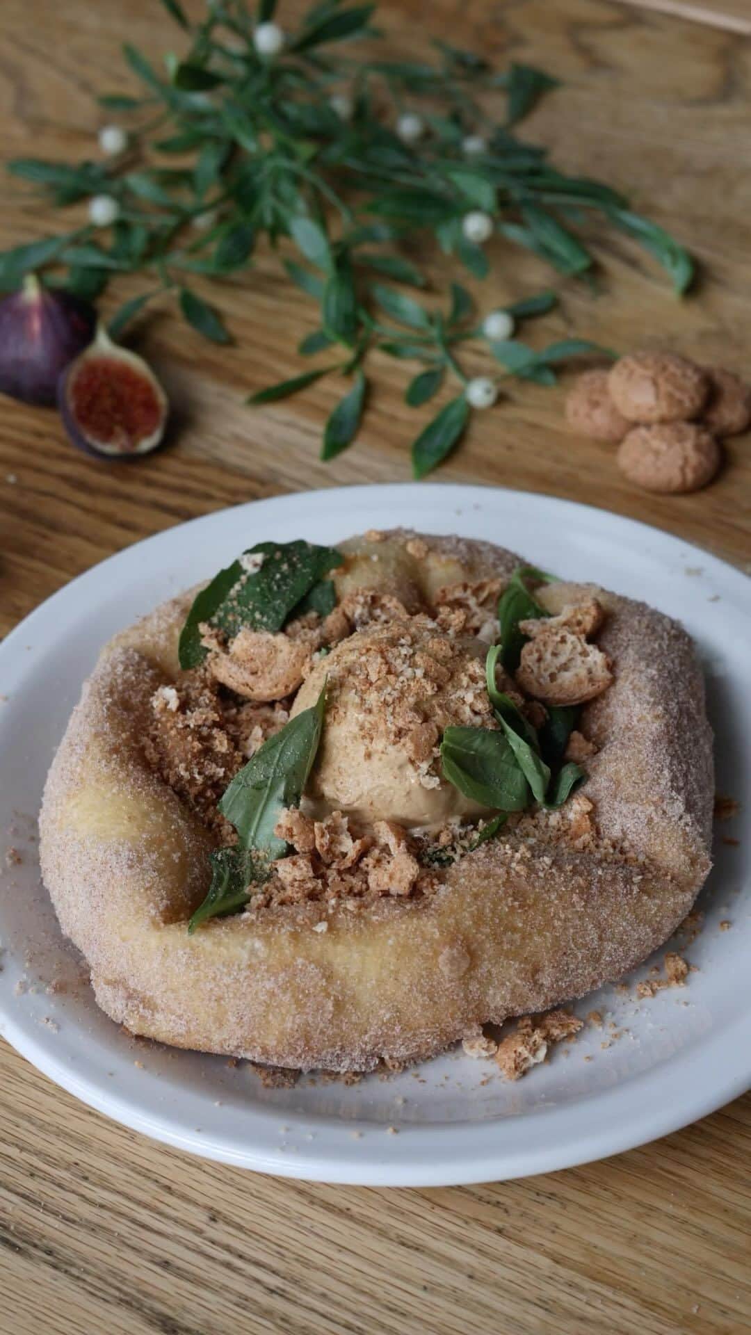 ゴードン・ラムゼイのインスタグラム：「This is how we make our spiced apple doughnut with gingerbread gelato at @pizzaeast !」