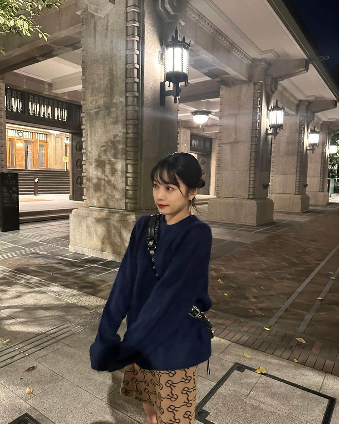 mizukiさんのインスタグラム写真 - (mizukiInstagram)「この前東京駅周辺をお散歩したの🚶‍♀️ このボアブルゾンは @beautyandyouth_official のもの🐻 軽くてすごっくあったかくて、しかもリバーシブルなのが嬉しい♪ 中に着ているネイビーのアルパカブレンドニットも @beautyandyouth_official ❄️  ちょっと古着っぽいデザイン😌 スカートスタイルにもパンツスタイルにも合わせやすい丈感です◎リバーシブルになってるから気分やその時の服の雰囲気で変えられるのも楽しい🐻💕  ビューティー＆ユースには、他のアウターもたくさんあるみたい！ 良かったら特集ページも見てみてね💘  ----------------------- ▶︎ リバーシブル　ボアブルゾン ￥27,500　  ▶︎ アルパカブレンド ファークルーネックニットプルオーバー ￥19,800 -——————————-- 、 #BEAUTYANDYOUTH #ビューティーアンドユース」11月16日 18時00分 - mizukidrop