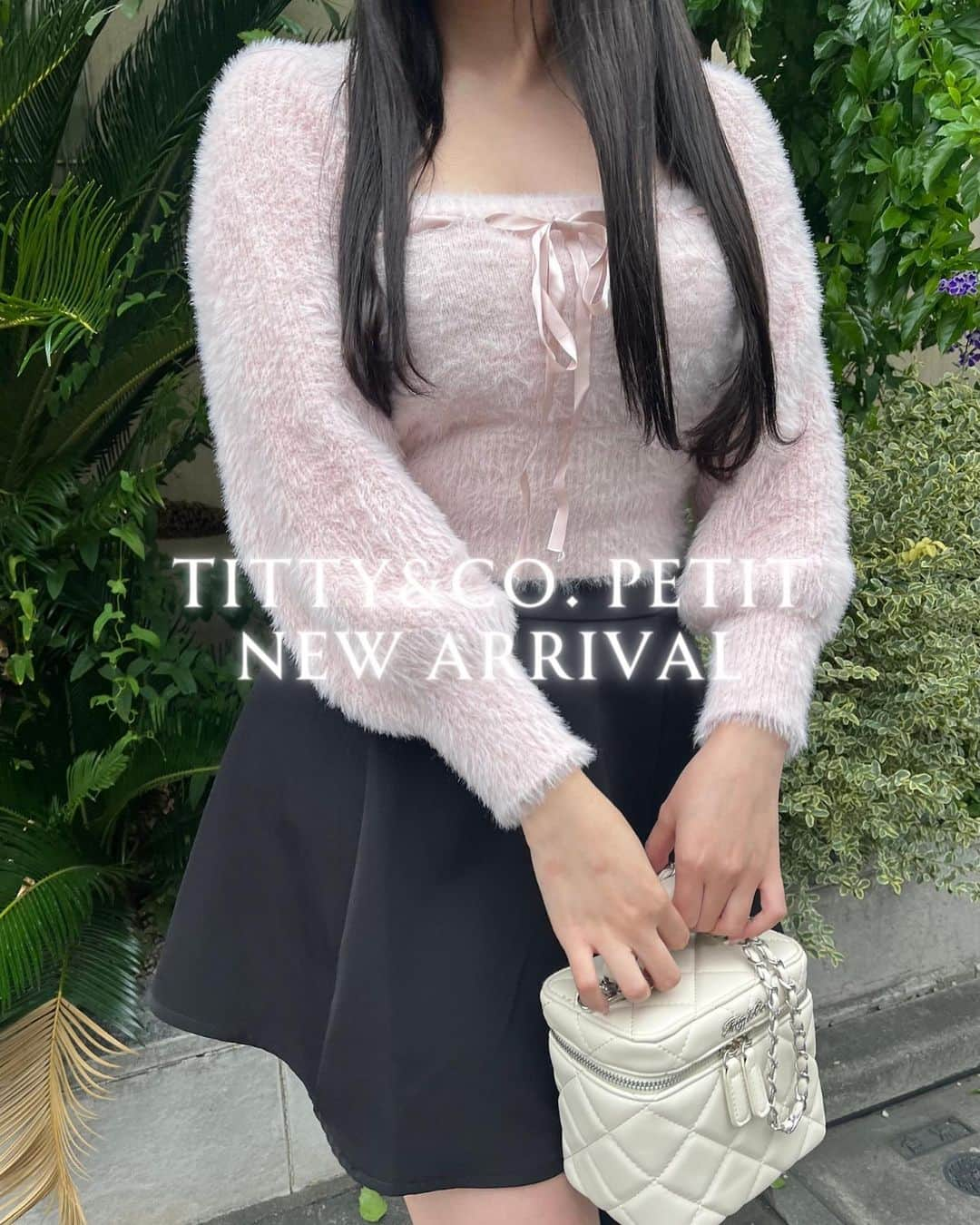 ティティ&コーのインスタグラム：「select line❤︎  @tittyandco_petit_official の 新作をご紹介🎀  ・シャギーニットアンサンブル Color:Black.White.Pink ¥5,940  ・ウエストリブケーブルニットワンピース Color:White.Red ¥6,930  ・ケーブルポンポンニットワンピース Color:Black.White ¥5,940」