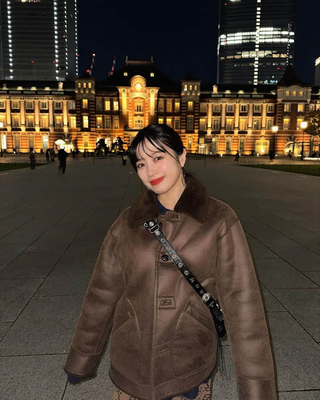 mizukiのインスタグラム：「この前東京駅周辺をお散歩したの🚶‍♀️ このボアブルゾンは @beautyandyouth_official のもの🐻 軽くてすごっくあったかくて、しかもリバーシブルなのが嬉しい♪ 中に着ているネイビーのアルパカブレンドニットも @beautyandyouth_official ❄️  ちょっと古着っぽいデザイン😌 スカートスタイルにもパンツスタイルにも合わせやすい丈感です◎リバーシブルになってるから気分やその時の服の雰囲気で変えられるのも楽しい🐻💕  ビューティー＆ユースには、他のアウターもたくさんあるみたい！ 良かったら特集ページも見てみてね💘  ----------------------- ▶︎ リバーシブル　ボアブルゾン ￥27,500　  ▶︎ アルパカブレンド ファークルーネックニットプルオーバー ￥19,800 -——————————-- 、 #BEAUTYANDYOUTH #ビューティーアンドユース」