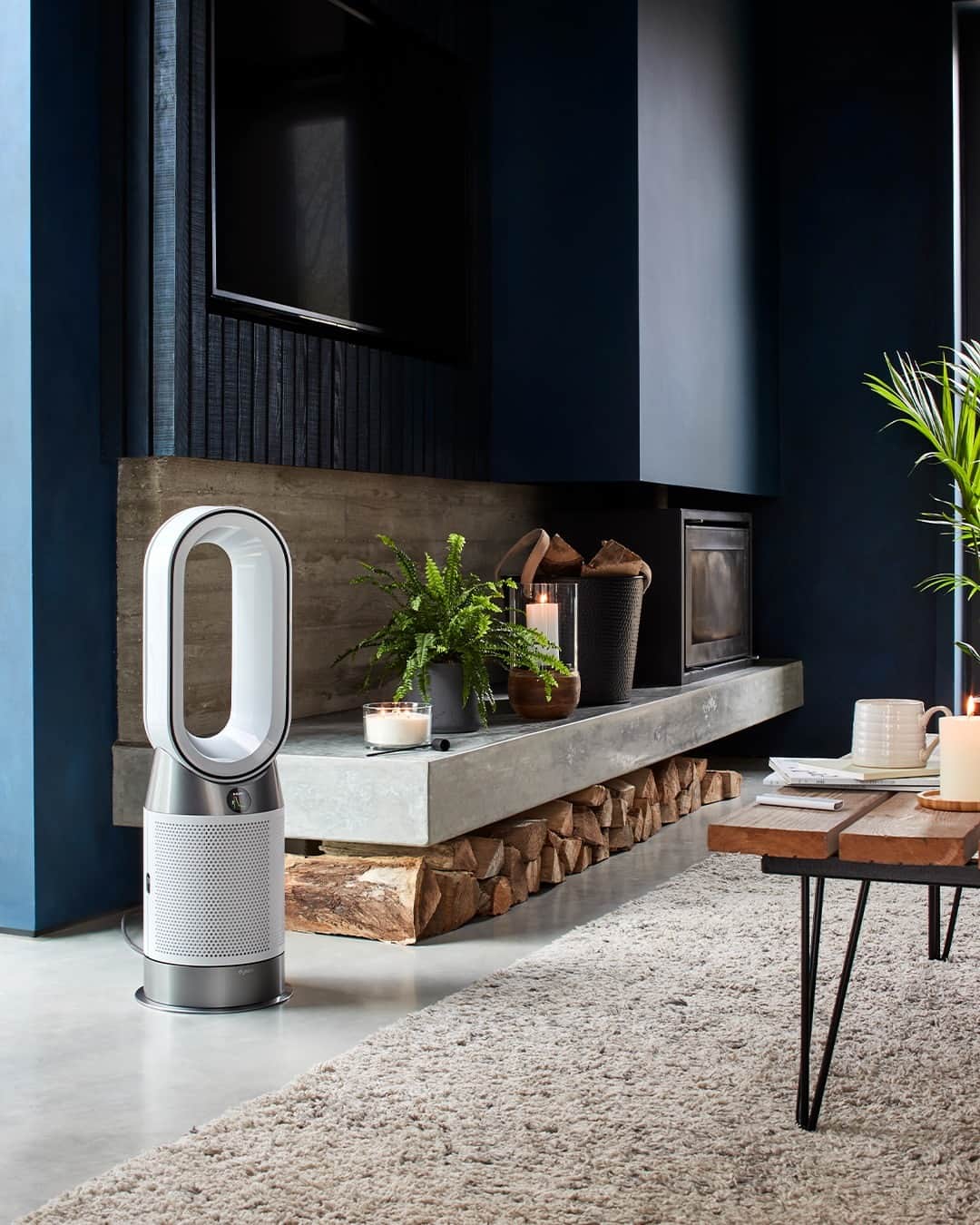 Dysonのインスタグラム：「Cosy comforts. ☁️  Burning solid fuel, like wood, at home can contribute to indoor pollution. Keep your room warm this winter with Dyson purifiers. Engineered to heat your whole room, while keeping air purified and removing airborne pollutants.   Discover more using the link in bio.」