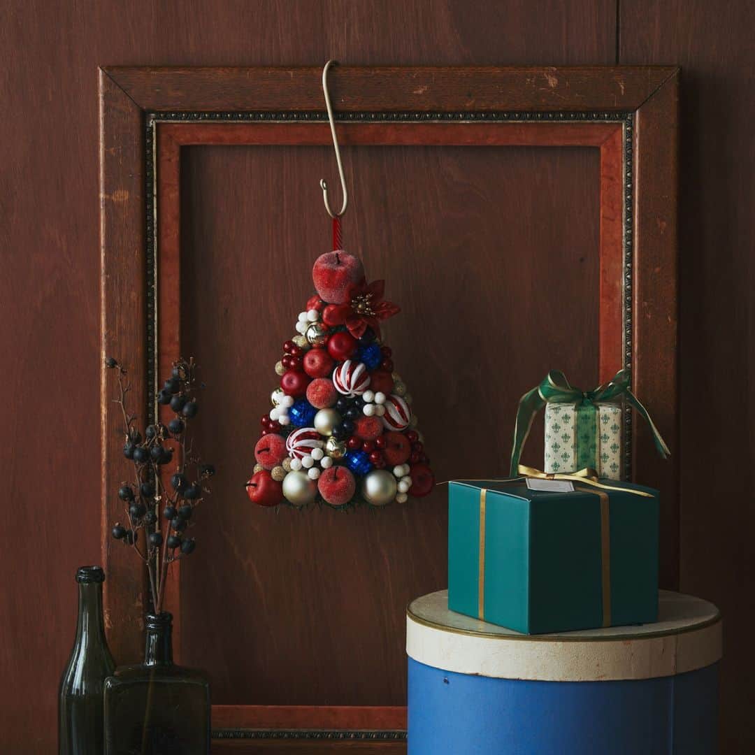 Afternoon Teaさんのインスタグラム写真 - (Afternoon TeaInstagram)「🌟クリスマスリースを飾ろう🌟  りんごや木の実などさまざまなオーナメントを 組み合わせた華やかなデザインのクリスマスリース。 玄関のドアや壁面などお好きな場所に飾って、 クリスマスデコレーションを楽しみませんか？  1枚目：クリスマスリースL 直径29cm インテリアの主役にふさわしい大きめのサイズ感。 玄関のドアや壁面におすすめ。  2枚目：クリスマスリースM 直径22cm 大きすぎず小さすぎないサイズ感。 ゴールドを基調にしたオーナメントが上品な印象に。  3枚目：クリスマスリースM 直径22.5cm 大きすぎず小さすぎないサイズ感。 ガーランドと組み合わせて壁面を飾り付けても素敵。  4枚目：ハーフクリスマスツリー 壁面に吊るしたり、壁に立てかけられるタイプ。 限られたスペースでも、飾るだけで空間が華やかになる カラーリングが特徴です。  ------------------------------  Afternoon Tea公式アカウントでは 季節のメニューや雑貨の情報を日々発信しています。 ぜひフォローしてください！ @afternoontea_official  ------------------------------ #AfternoonTea #AfternoonTeaLIVING #アフタヌーンティー #アフタヌーンティーリビング #アフタヌーンティーのある暮らし #クリスマスツリー #クリスマスリース #デコレーション #クリスマス #りんご #インテリア #オーナメント」11月16日 18時00分 - afternoontea_official