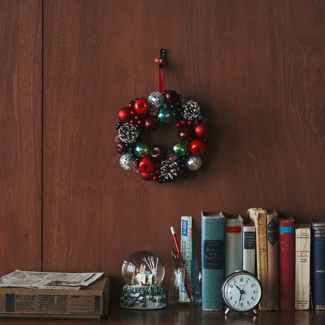 Afternoon Teaさんのインスタグラム写真 - (Afternoon TeaInstagram)「🌟クリスマスリースを飾ろう🌟  りんごや木の実などさまざまなオーナメントを 組み合わせた華やかなデザインのクリスマスリース。 玄関のドアや壁面などお好きな場所に飾って、 クリスマスデコレーションを楽しみませんか？  1枚目：クリスマスリースL 直径29cm インテリアの主役にふさわしい大きめのサイズ感。 玄関のドアや壁面におすすめ。  2枚目：クリスマスリースM 直径22cm 大きすぎず小さすぎないサイズ感。 ゴールドを基調にしたオーナメントが上品な印象に。  3枚目：クリスマスリースM 直径22.5cm 大きすぎず小さすぎないサイズ感。 ガーランドと組み合わせて壁面を飾り付けても素敵。  4枚目：ハーフクリスマスツリー 壁面に吊るしたり、壁に立てかけられるタイプ。 限られたスペースでも、飾るだけで空間が華やかになる カラーリングが特徴です。  ------------------------------  Afternoon Tea公式アカウントでは 季節のメニューや雑貨の情報を日々発信しています。 ぜひフォローしてください！ @afternoontea_official  ------------------------------ #AfternoonTea #AfternoonTeaLIVING #アフタヌーンティー #アフタヌーンティーリビング #アフタヌーンティーのある暮らし #クリスマスツリー #クリスマスリース #デコレーション #クリスマス #りんご #インテリア #オーナメント」11月16日 18時00分 - afternoontea_official