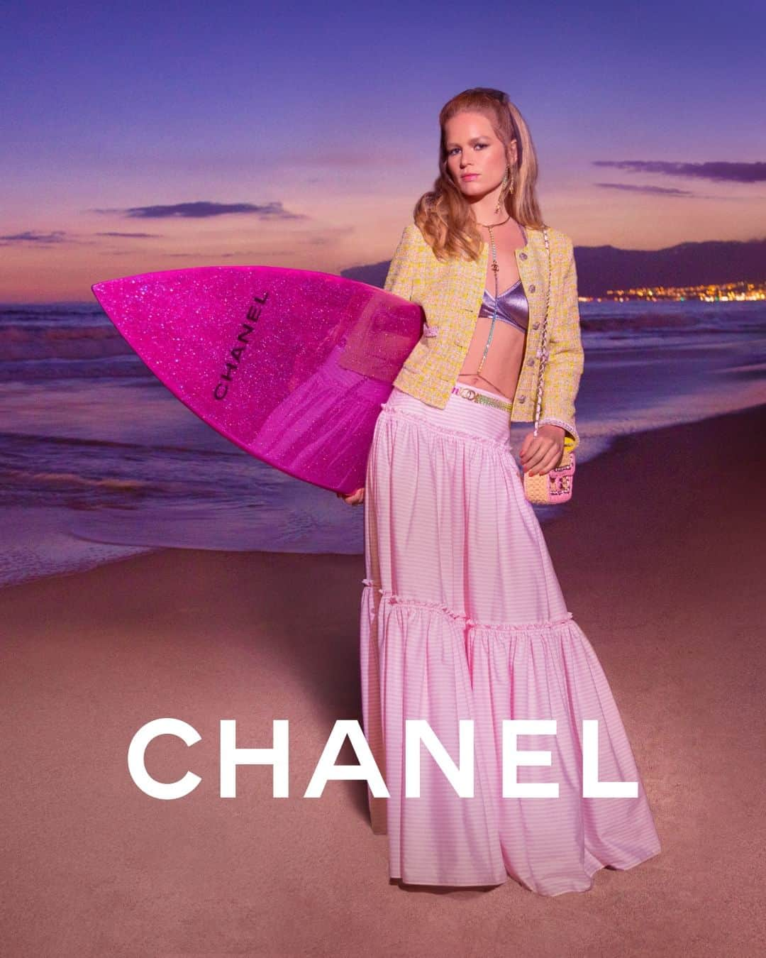 シャネルさんのインスタグラム写真 - (シャネルInstagram)「An everlasting sunset — pastel tweeds blend with lamé accents and sunny accessories for the CHANEL Cruise 2023/24 collection.   Model Anna Ewers photographed by Inez & Vinoodh.   The collection is now available in boutiques.  See more at chanel.com   #CHANELCruise @InezandVinoodh @AnnaEwers」11月16日 18時00分 - chanelofficial