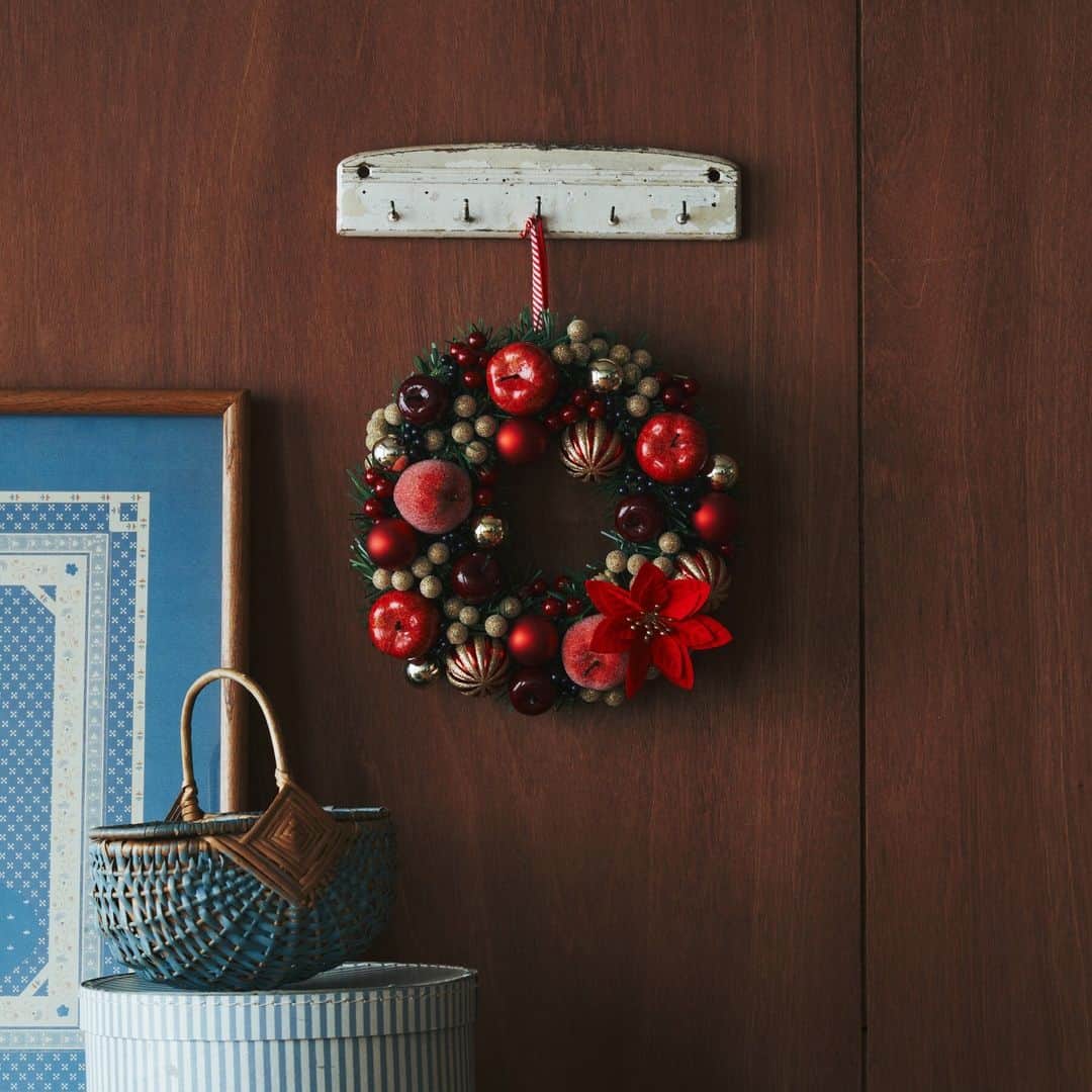 Afternoon Teaのインスタグラム：「🌟クリスマスリースを飾ろう🌟  りんごや木の実などさまざまなオーナメントを 組み合わせた華やかなデザインのクリスマスリース。 玄関のドアや壁面などお好きな場所に飾って、 クリスマスデコレーションを楽しみませんか？  1枚目：クリスマスリースL 直径29cm インテリアの主役にふさわしい大きめのサイズ感。 玄関のドアや壁面におすすめ。  2枚目：クリスマスリースM 直径22cm 大きすぎず小さすぎないサイズ感。 ゴールドを基調にしたオーナメントが上品な印象に。  3枚目：クリスマスリースM 直径22.5cm 大きすぎず小さすぎないサイズ感。 ガーランドと組み合わせて壁面を飾り付けても素敵。  4枚目：ハーフクリスマスツリー 壁面に吊るしたり、壁に立てかけられるタイプ。 限られたスペースでも、飾るだけで空間が華やかになる カラーリングが特徴です。  ------------------------------  Afternoon Tea公式アカウントでは 季節のメニューや雑貨の情報を日々発信しています。 ぜひフォローしてください！ @afternoontea_official  ------------------------------ #AfternoonTea #AfternoonTeaLIVING #アフタヌーンティー #アフタヌーンティーリビング #アフタヌーンティーのある暮らし #クリスマスツリー #クリスマスリース #デコレーション #クリスマス #りんご #インテリア #オーナメント」