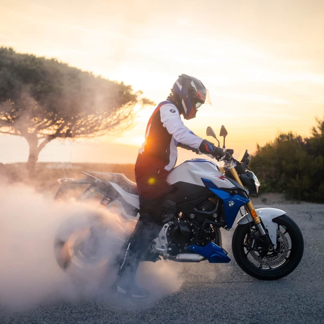 BMW Motorrad Japanのインスタグラム：「BMW #F900R でアドレナリン全開！💯  そのダイナミクスと正確さを駆使して、あらゆるカーブやコースを駆け抜けよう！ #NeverStopChallenging  #MakeLifeARide #BMWMotorrad #BMWモトラッド #駆けぬける歓び」