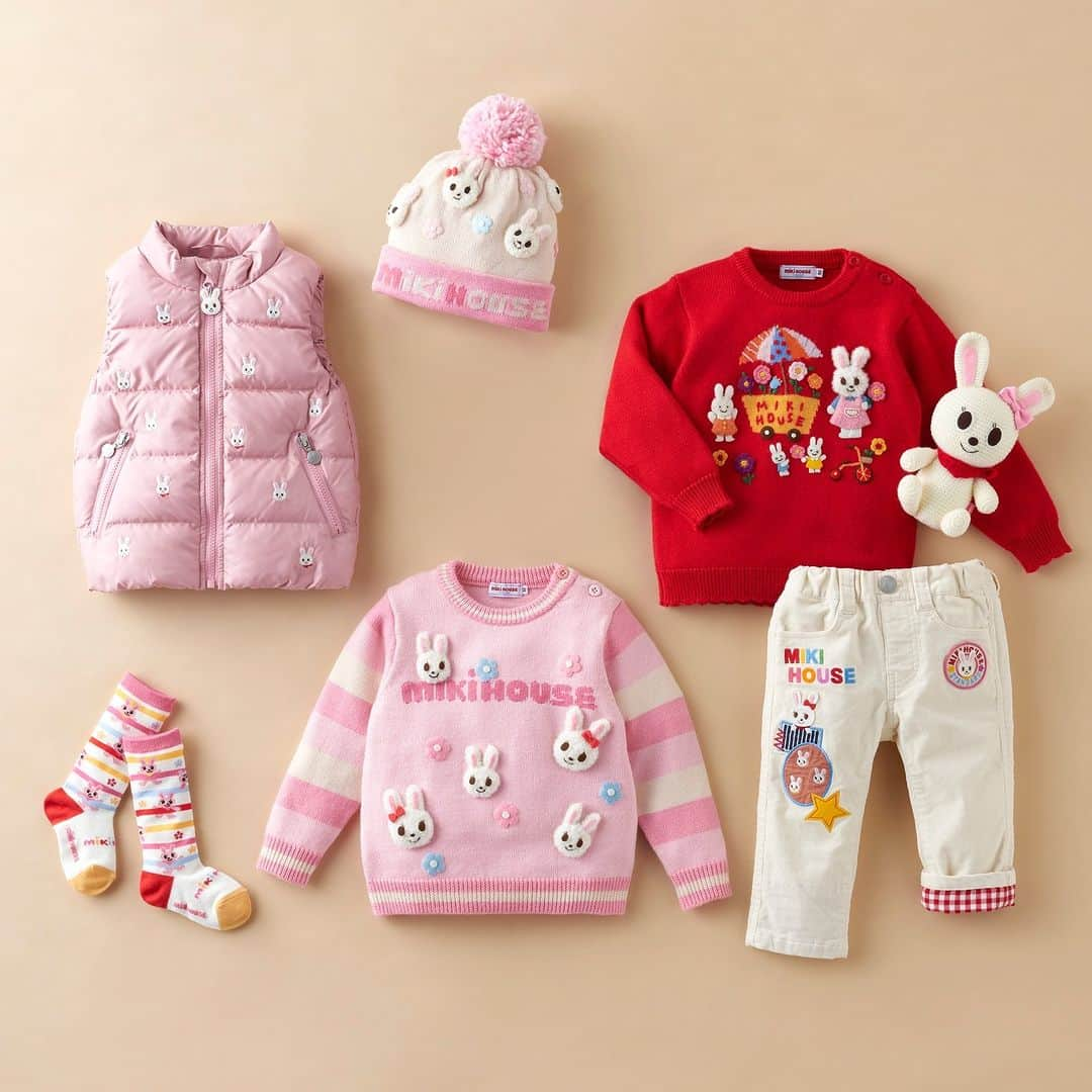 MIKI HOUSE ミキハウスのインスタグラム：「【23New Arrivals～🛒★】 オススメのうさこ冬コーデをご紹介⛄ 立体感あるセーターやかわいい うさこモチーフの小物にも注目です！👀  ニット帽：(46-52)～(52-56) ダウンベスト：90-130㎝ セーター(赤)：90-130㎝ セーター編みぐるみ：90-130㎝ パンツ：80-120㎝ ソックス：11-13～17-19㎝   #mikihouse #ミキハウス #ミキハウスコーデ #kids #kidswear #kidsfashion #キッズ #キッズコーデ #キッズファッション #おしゃれキッズ #おしゃれキッズコーデ」