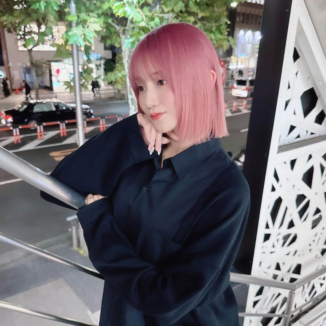 のインスタグラム：「🖤🖤🖤 . 切っちゃったー！  痛んでいた部分あったので ぱっつんボブに😛🩷  どうかな？ . #mireinsta #星名美怜  #ぱっつんボブ #ハイトーンボブ #ピンクボブ #단발머리 #염색 #머리스타그램 #ボブミレー 笑」