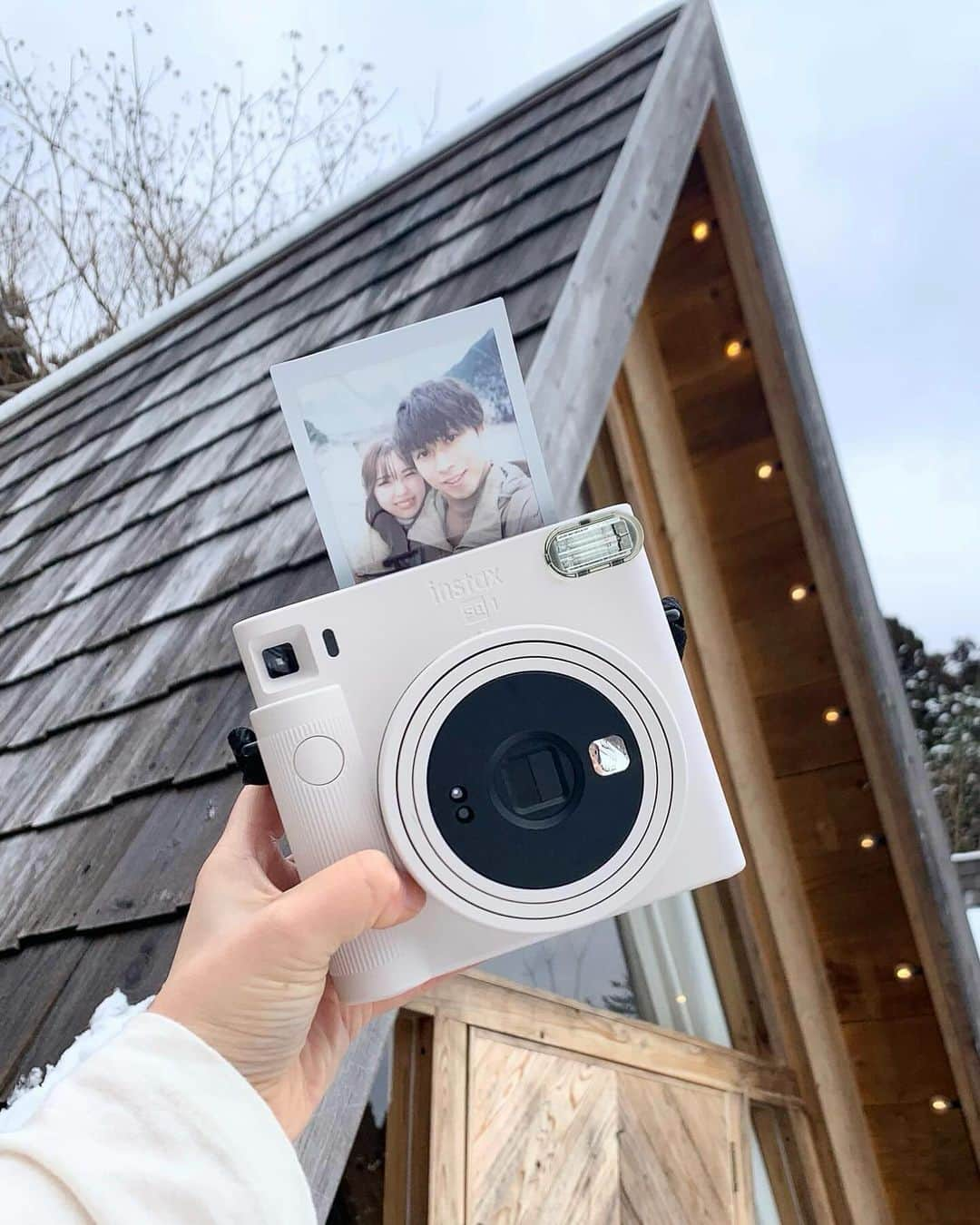 Fujifilm instaxのインスタグラム：「＼使ってみたい！と思ったら「📷」でコメントしてくださいね／ 【特別な時間だから、形にしたい🕊INSTAX SQUARE SQ1】  兵庫県「THE CANYON CAMP」での自然豊かなグランピング🏕 デジタルデトックスができる場所こそ、チェキで思い出を残しませんか？📸  INSTAX SQUARE SQ1は、チェキを初めて使う方でも楽しめるシンプル操作！ 「オート露光機能」で、明るい雪景色の中でも簡単&キレイに撮影できます⛄️  2人の大切なひとときこそ、特別な形にして残してみてくださいね☺️  Special Thanks😌 @siphey__  ﹋﹋﹋﹋﹋﹋﹋﹋﹋﹋﹋﹋﹋﹋﹋﹋﹋﹋﹋﹋﹋﹋﹋﹋ ˗ˏˋ 「INSTAX"チェキ" 」公 式 ア カ ウ ン ト ˎˊ˗ 　チェキを楽しむためのヒントをたっぷりとお届け…🤍   　📷新商品情報 　📷すてきな投稿紹介  　📷 撮影アイデア  🏷 #チェキ #instax  タグ付け&メンションしてね♡  素敵な投稿はこのアカウントで紹介しちゃうかも🌷  𝑪𝑯𝑬𝑪𝑲 👉@cheki_instax ﹋﹋﹋﹋﹋﹋﹋﹋﹋﹋﹋﹋﹋﹋﹋﹋﹋﹋﹋﹋﹋﹋﹋﹋ #チェキ #INSTAXlife #INSTAX #INSTAXmini #INSTAXcamera #cheki #FUJIFILM #富士フイルム #チェキのある生活 #マイチェキ #INSTAXSQUARESQ1 #インスタックススクエア #フィルムカメラのある生活 #フィルムカメラ #selfie #カメラ女子 #チェキ女子 #グランピング #グランピングキャンプ #キャンプギア #デートプラン #デートスポット #旅行写真 #兵庫旅行 #雪景色 #冬キャンプ #冬休み」