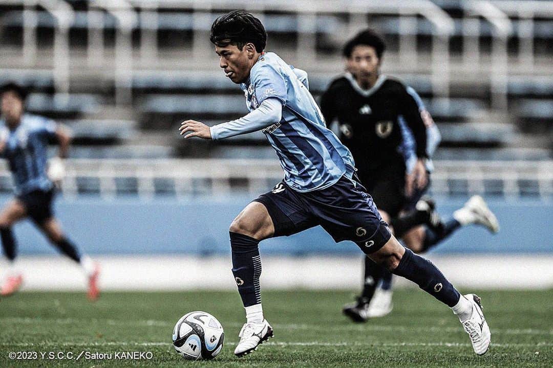 のインスタグラム：「.  🔵Y.S.C.C.オフィシャルフォトグラファーが選ぶ１枚ー沼津戦🟠  「攻撃に転ずる #脇坂崚平 。素早いトランジション。勢いのあるドリブルに遅れないようフレーミングに気を配る。一方で、負傷前と変わらないやや前のめりのフォームに心が躍った。」  📸&✍️：金子悟( @kaneko_satoru )  #yscc #Ｊリーグ #jleague #j3 #横浜 #本牧 #soccer #サッカー #bonera」