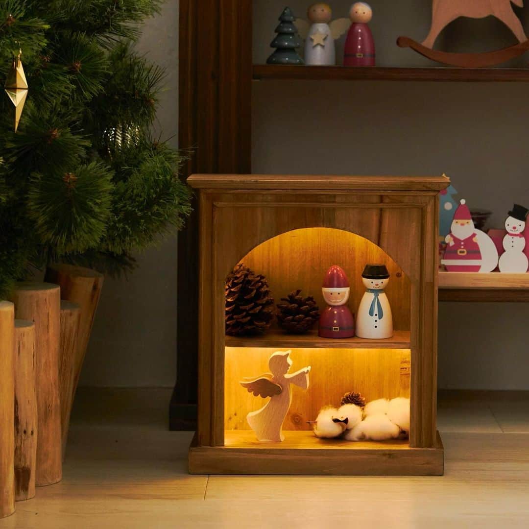 salut!さんのインスタグラム写真 - (salut!Instagram)「｟あとで見返すように保存がおすすめ🎄｠ ･････ ⁡ ⚪︎ライトアップディスプレイボックス ¥1430 ⚪︎ライトアップディスプレイラック ¥3300 ⚪︎ペグ人形 各種¥330 ⚪︎ミニミニオーナメントセット ¥1430 ⚪︎クリスマスオブジェ ¥550 ⚪︎クリスマス暖炉オブジェ ¥550 ⚪︎ウッドツリー ¥770 ⁡ ･･････ ⁡ みなさまクリスマス準備はもうお済みですか？ ⁡ オブジェをたた飾るだけじゃなくて ライトアップでより華やかに演出してくれる ディスプレイラックたち✨ ⁡ そのほかにもおもちゃみたいな 可愛らしいカラーのオブジェなども入荷🎅🏼 ⁡ ⁡ ─────────── ⁡ 公式通販サイトは @salut_shop トップページURLよりご確認下さいませ𓍯 ⁡ ─────────── 店舗により在庫状況が異なります。 一部店舗の営業時間等が異なる場合がございます。　 予め各館のHP等をお確かめくださいませ。 ご不便をお掛けして申し訳ございませんが予めご了承くださいますようよろしくお願いします。 ─────────── #サリュ #salut #クリスマス #クリスマスツリー #クリスマスプレゼント #クリスマスインテリア #クリスマス雑貨 #クリスマスオーナメント #クリスマス準備 #クリスマス飾り #クリスマスディスプレイ #Christmas #お部屋 #お部屋紹介 #お部屋作り #お部屋コーディネート #お部屋づくり #インテリアコーディネート #季節の飾り #季節を楽しむ #季節を感じる暮らし #タペストリー #ラック #飾り棚 #木製雑貨 #一人暮らし #一人暮らしインテリア」11月16日 18時00分 - salut_shop