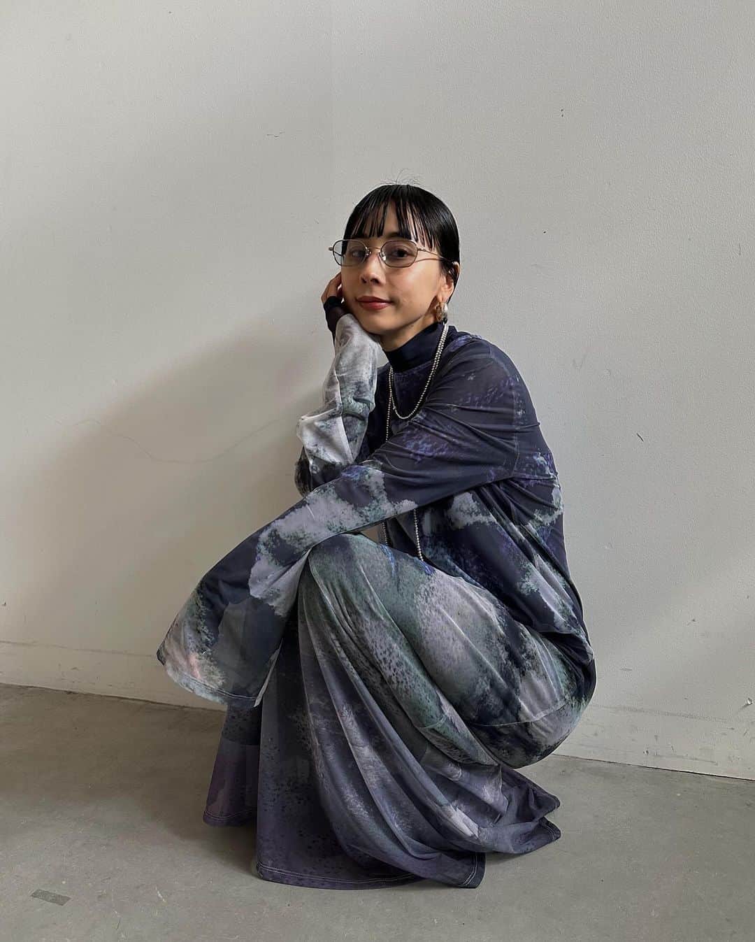 黒石奈央子のインスタグラム：「みれいちゃんの親子合作ドレス。  BLUも作りました！  この色味が新鮮でおしゃれなので私はこのカラーをオーダーしました！  いよいよあしたから！  dress 11/17 ¥21000 . @ameri_shinjuku @amerivintage @ameri_daikanyama @ameri.shinsaibashi  @ameri_nagoya #ameri#amerivintage #fashion #coordinate#ootd#outfit#osanposnap #705_outfit #大人ファッション #大人コーディネート #大人スタイル #modestyle #modefashion#modecasual」