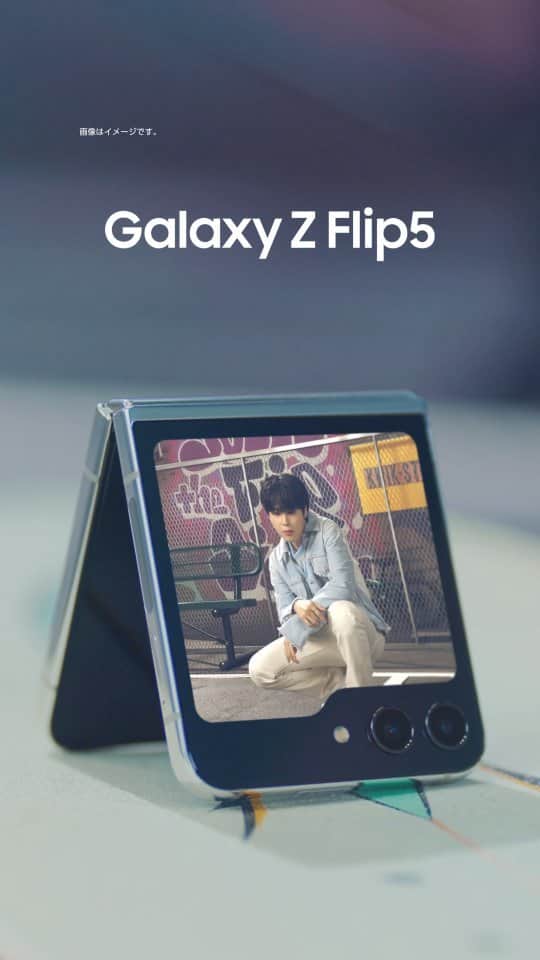 Galaxy Mobile Japanのインスタグラム：「#GalaxyZFlip5 でセルフィー撮影を楽しむ @bts.bighitofficial #Jimin さん💜  Jiminさんのようにスマホを好きな角度で置いて、ハンズフリーで自由な撮影を楽しみましょう📸  #JoinTheFlipSide #GalaxyxJimin #Samsung #Galaxy #折りたたみスマホ」