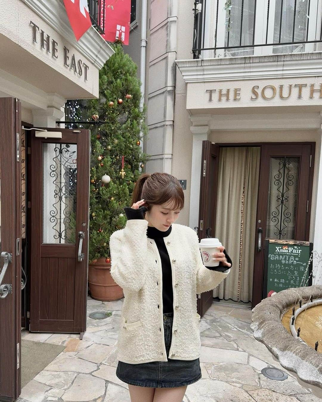 黒田莉来さんのインスタグラム写真 - (黒田莉来Instagram)「Café Santa🎅🏻🎄 クリスマスムード全開な雰囲気がたまらなく好き。  今日はtopsもcardiganも @proportionbodydressing 🖤🤍  #PR#proportionbodydressing #プロポーションボディードレッシング #プロポ #PBD#表参道カフェ#cafesanta」11月16日 18時03分 - kuroda_tomatochan