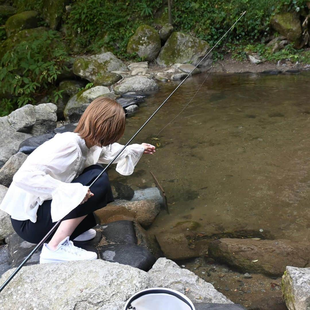 浦郷絵梨佳さんのインスタグラム写真 - (浦郷絵梨佳Instagram)「小さい頃によく行っていた白糸の滝にももたろうと🐶💓  ヤマメ釣り、釣れた嬉しさで勢いよく引き上げちゃってヤマメが逃げて 釣り針が自分の服に刺さって結果自分を釣ってしまうハプニングも楽しい思い出です🎣わら  行った時はまだあったかくて気持ちよかったなあ〜🍂  #白糸の滝 #糸島 #ドライブ #ヤマメ釣り」11月16日 18時03分 - urago.erika