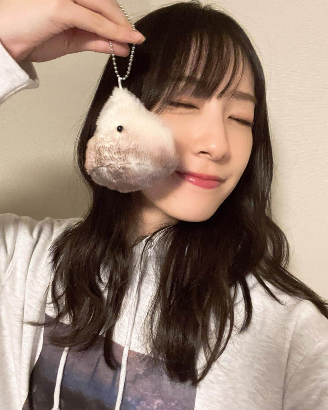 金村美玖さんのインスタグラム写真 - (金村美玖Instagram)「️ ️️ ️ ️ ️️ ️ お友達とモネ展へ。  普段見ている何気ない景色もモネが描いたらどうなるのかなって想像しながらお散歩すると楽しいですね。  #モネ展 #上野の森美術館 #積みわらちゃん #一目惚れ」11月16日 18時05分 - miku_osushi