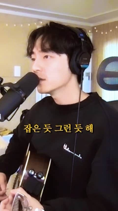 ロイ・キムのインスタグラム：「스물 다섯, 스물 하나 커버해 봄  12/1,2,3 연말 콘서트 많이 놀러와요😗  @esunkyu 형 보구프당 ☺️」