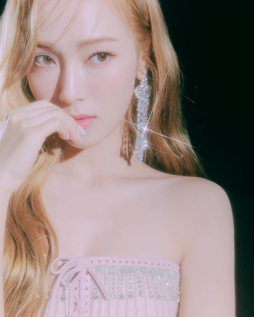 ジェシカ のインスタグラム：「【Beep Beep】  D-6 🪩🎧🎶🪐✨  2023.11.22 12PM KST  #jessica #beepbeep #jessicabeepbeep」