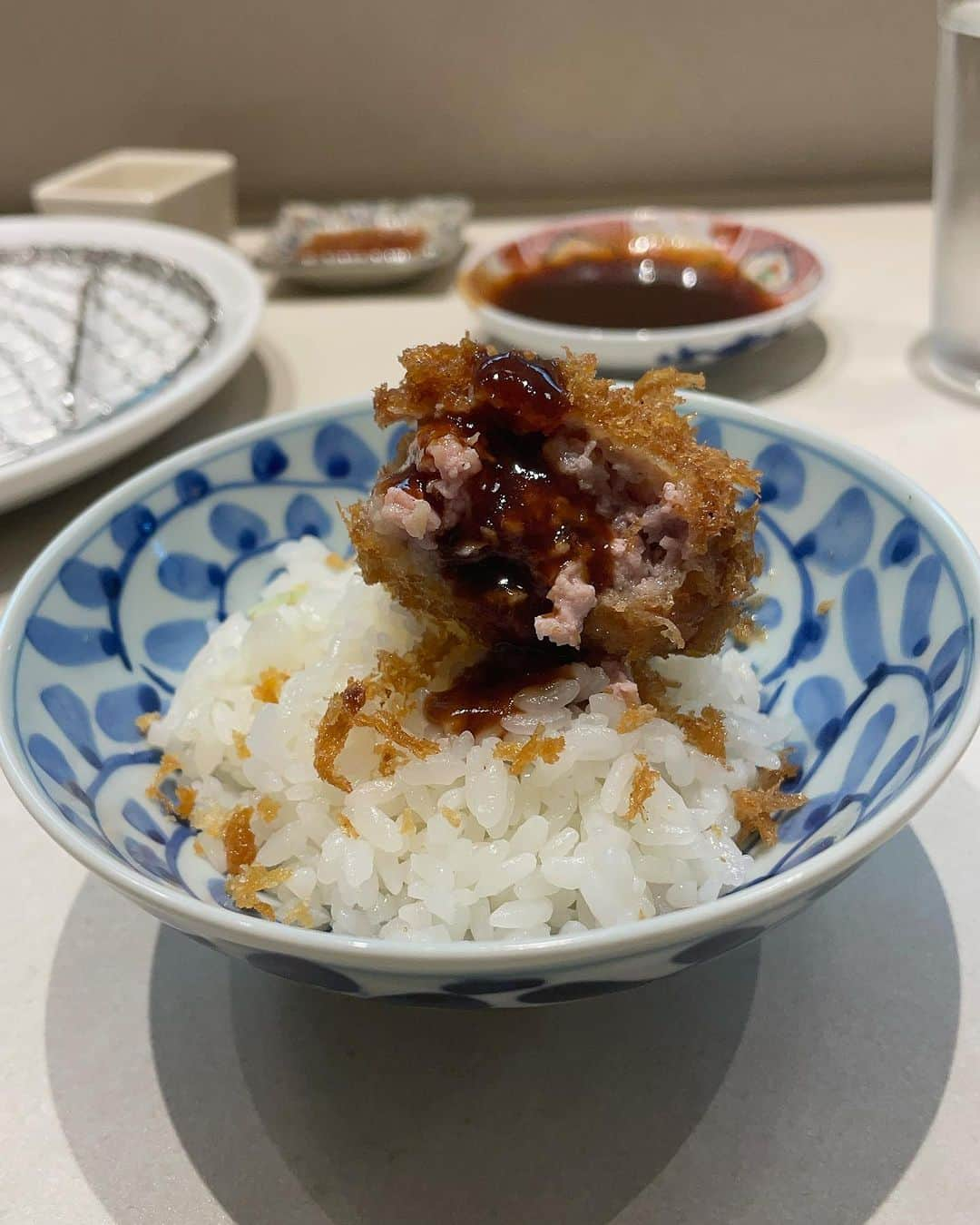 ごはんですよさんのインスタグラム写真 - (ごはんですよInstagram)「めちゃくちゃ美味しかった。凄いお店だった。  ■ 選べるミックスフライ定食 ：ささみ 最初のご挨拶フライがあまりに強過ぎる。 白い衣に包まれたささみの断面はレア感あるピンク色全体は勿論、芯にもしっかり熱が入ってる。 お肉の柔らかさと旨みが抜群で心奪われた。すんごい。  ：ロースかつ お肉の水分の閉じ込め方が素晴らし過ぎる。 衣はサックサク。それに対して豚ちゃんはプルプルなの。赤身の肉繊維の滑らかさが今でも忘れられないもん。 大好きな脂身は透き通った綺麗な甘さでひたすらに美しい。 隣の人が食べてたリブロースかつの美しい火入れ断面も忘れられない。  ：海老しんじょうの茄子はさみ揚げ めちゃくちゃに海老。 茄子の油が染みたみんな大好きな柔らか食感と海老のエビエビした海老感を包み込む技術と一体感に泣く。 喜びの唸らせ星人じゃ。  ：穴子 お魚のフライも絶対美味しいって確信してた。やっぱり美味しかった。 ふわっふわな穴子は茶色の衣の甘みと抜群の相性。何も要らん。そのまま食べるが大正解。溶けるよ。  ：メンチかつ(追加) いただいたフライ全部があんまりに美味しくて我慢できなかったのと食べてみたかった好奇心で途中追加。 メンチかつもお願いして本当によかった。理想オブ理想のジューシーメンチかつだったから。 揚げたてをすぐ出してくれる熱々メンチ。 浅草とか吉祥寺とかの食べ歩きじゃなくお店の中のゆったりした究極の環境と条件でいただくメンチ。幸厚。  何もかも凄いと思う。 まず衣のこだわり。食材を活かすためにパン粉の糖度と粗さも考えて選び抜いたものを使ってるんだと思う。 火入れ技術も見極めも素晴らしくって証拠にフライ全部の水分量、衣の剣立ちがそれを物語ってる。 こだわり抜いた食材たちを引き立たせる最大の肝・油の鮮度と温度も徹底した管理と把握が出来てるからお肉だけじゃなくてお魚と野菜もパーフェクトな表現が成せるんだと思うもん。  キッチンのスタッフさんたちの意思伝達も素晴らしくてオペレーションも完璧だった。オープンして1ヶ月のお店だなんて信じられないほどに完璧だった。  揚がるまでに卓上にあった夜コースの内容を見てもとんかつ屋さんよりはみんな大好き揚げ物の「揚げ物割烹」って印象。食べて更に夜はもっと凄いんだって確信したよ。  揚げ物で繊細な火入れと美味しさに辿り着き表現する圧倒的な存在感を表現するこのお店は一体何者なのか。  「お久しぶりです」  かとうに挨拶してくれたのは揚げ物メイン調理をしてた料理人さん。 最初は分からなかった。 でもお顔を見て声を聞いて全部思い出した。  港区にあった割烹料理のお店で人生最高の蟹クリームコロッケと出汁巻き玉子を作ってくれたその人だった。  ……震えた。  #fry家 #高田馬場グルメ #とんかつ #穴子フライ #メンチカツ」11月16日 18時06分 - pakupakumeshi