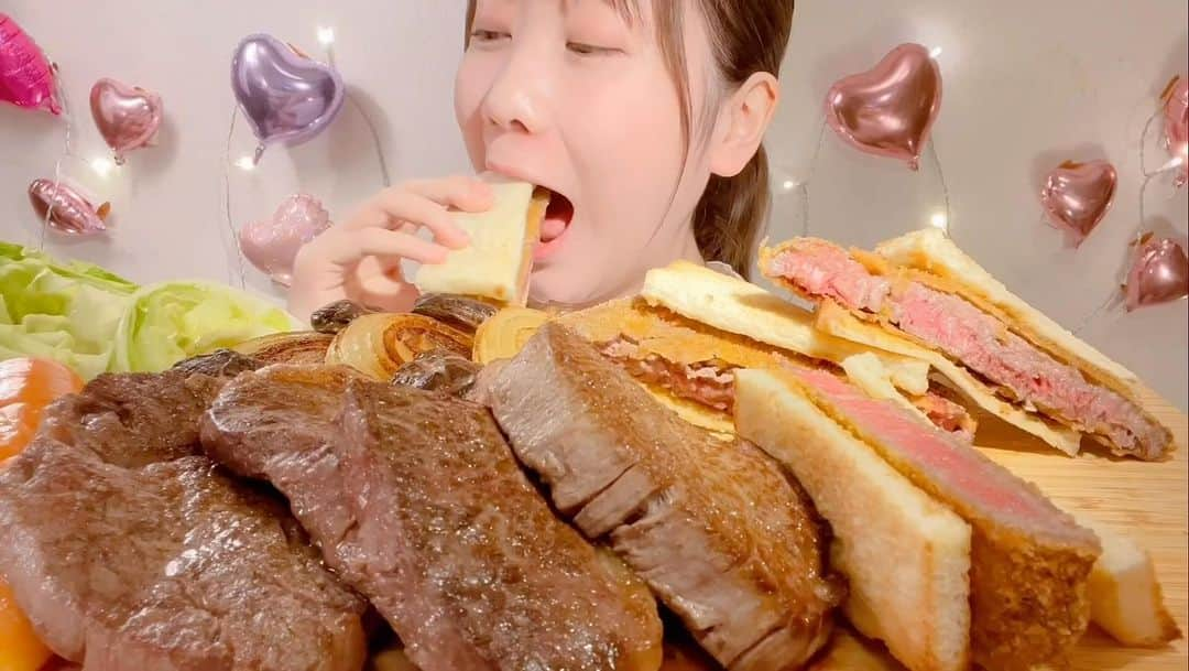 MIYUのインスタグラム：「牛カツサンドとステーキ🥩Beef Cutlet Sandwich and Steak🥩 #asmr #asmreating #eating #mukbang」