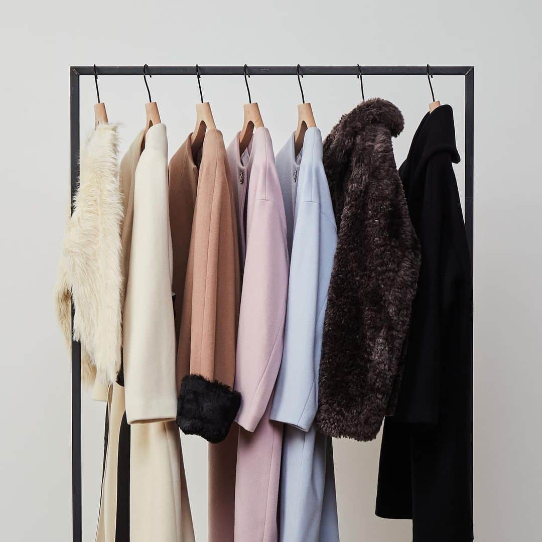 TIARAのインスタグラム：「"Outer Collection"  TIARAの冬アウター。 定番のロングコートから 今年らしいショートコートまで、 型数豊富にご用意しております✨　  上質で長く着られるTIARAのアウターは、 時代に左右されないクラシカルなデザインと 女性らしい綺麗なシルエットです。  是非店頭・オンラインストアにてご覧くださいませ。」