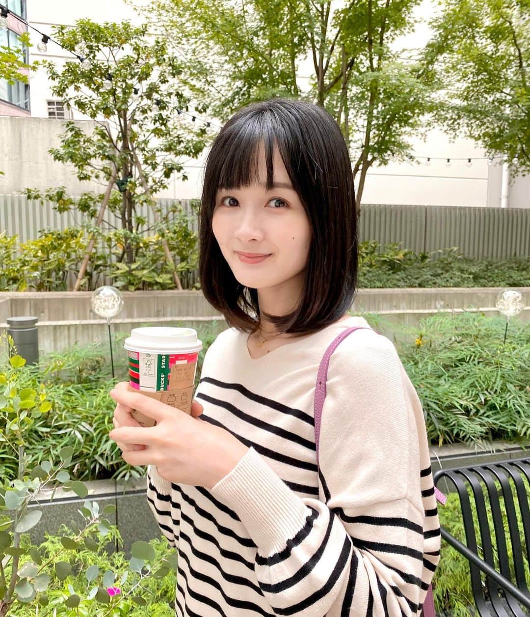 犬塚志乃のインスタグラム：「・ ホットドリンクが 美味しい季節になりましたね〜🫶  グッと寒くなったので 秋冬に着られそうな ニットとスカートを新調✨  どちらもSHEINのものです❣️ @shein_japan @sheinofficial   SHIEN内のFRIFRUという新しいブランドで 日本人の体型に合わせて作られているそう！  ニットもスカートも生地がしっかりしていて 肌触り、着心地も良かったです🥹❣️  スカートは裏地なしですが ニット同様透け感は気になりません👌  私は無難なデザインのものをGETしましたが リーズナブルだからこそ 普段着ないようなものにも チャレンジしやすいですね❣️  クーポンコードで さらにお安くGETできるので 是非お使いください🫶  クーポンコード【FRIFUL265】  ※0-5999円で15%オフ 6000円以上のご購入で20％オフ ※有効期限：2023/12/31  ニット Mサイズ :商品ID 24371794 スカート Sサイズ:商品ID 23082271 ・ ・ ・ #PR #SHEIN #FRIFUL #SHEINコーデ #FRIFULコーデ #BeSHEINモデル #SHEINコーデ #SHEIN購入品 #秋コーデ #購入品紹介 #ファッション #30代コーデ #ママコーデ #プチプラコーデ #プチプラファッション #きれいめカジュアル #コーディネート #ボーダーニット #ロングスカート #モノトーンコーデ #デイト #イアクッチ #instagirl #japanesegirl #fashion #mama #cordinate #style」