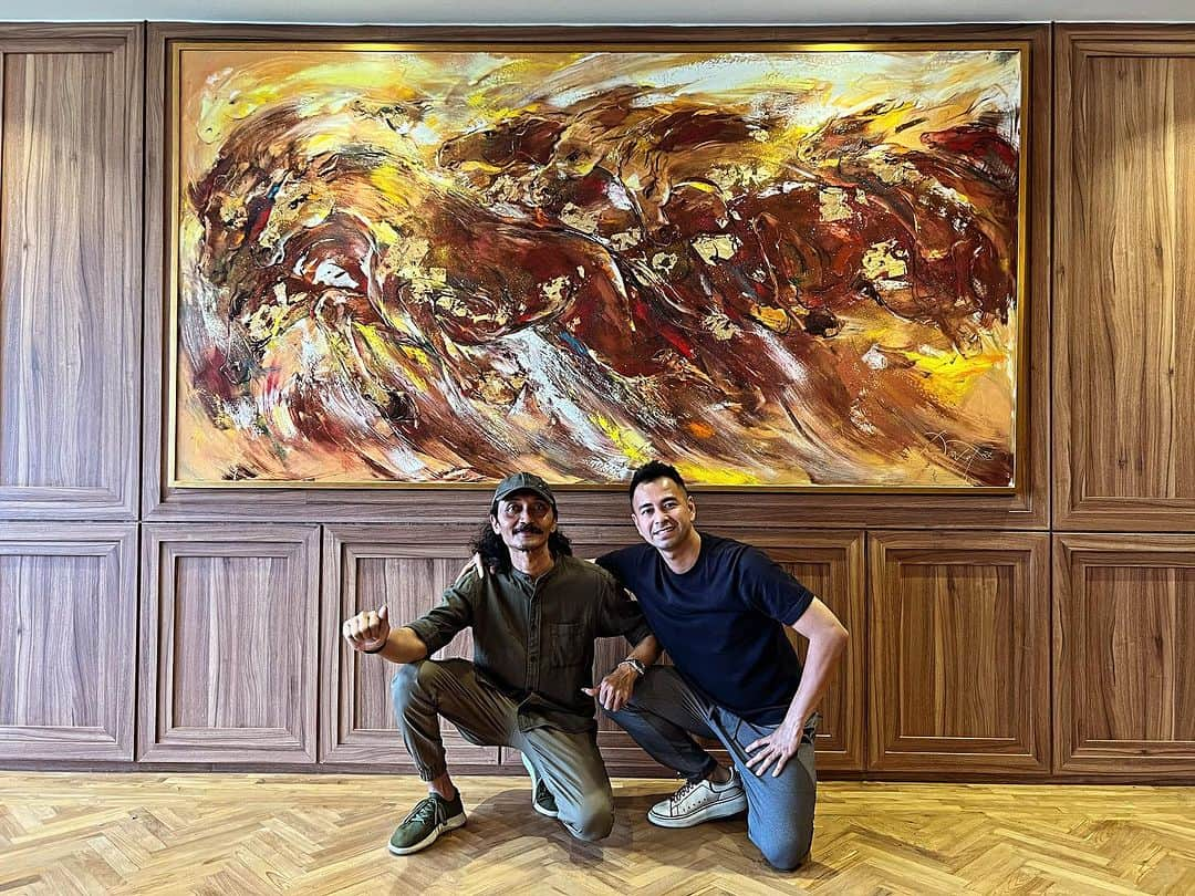 Raffi Ahmadさんのインスタグラム写真 - (Raffi AhmadInstagram)「Alhamdulillah Karya Lukisan Pa @sphidayat / @haiyatgallery ❤️ sebagian sudah terpasang di Kantor RANS terbaru .... Selalu sehat untuk seluruh Seniman Pelukis dimanapun kalian berada ❤️ ARTIST ART ❤️」11月16日 18時18分 - raffinagita1717