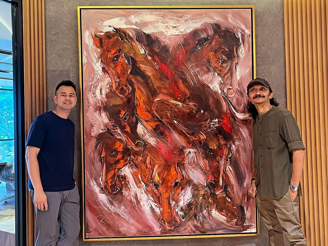 Raffi Ahmadさんのインスタグラム写真 - (Raffi AhmadInstagram)「Alhamdulillah Karya Lukisan Pa @sphidayat / @haiyatgallery ❤️ sebagian sudah terpasang di Kantor RANS terbaru .... Selalu sehat untuk seluruh Seniman Pelukis dimanapun kalian berada ❤️ ARTIST ART ❤️」11月16日 18時18分 - raffinagita1717