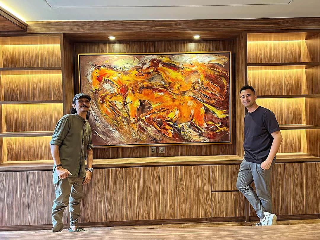 Raffi Ahmadさんのインスタグラム写真 - (Raffi AhmadInstagram)「Alhamdulillah Karya Lukisan Pa @sphidayat / @haiyatgallery ❤️ sebagian sudah terpasang di Kantor RANS terbaru .... Selalu sehat untuk seluruh Seniman Pelukis dimanapun kalian berada ❤️ ARTIST ART ❤️」11月16日 18時18分 - raffinagita1717