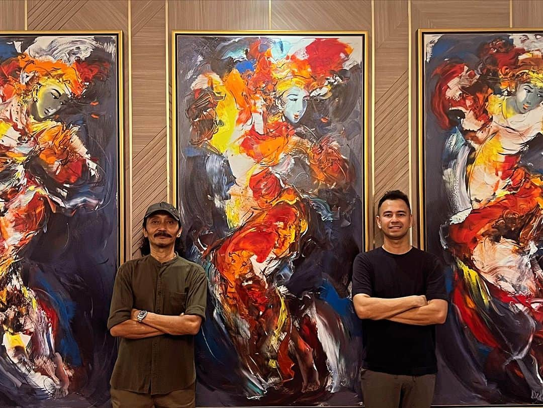 Raffi Ahmadさんのインスタグラム写真 - (Raffi AhmadInstagram)「Alhamdulillah Karya Lukisan Pa @sphidayat / @haiyatgallery ❤️ sebagian sudah terpasang di Kantor RANS terbaru .... Selalu sehat untuk seluruh Seniman Pelukis dimanapun kalian berada ❤️ ARTIST ART ❤️」11月16日 18時18分 - raffinagita1717