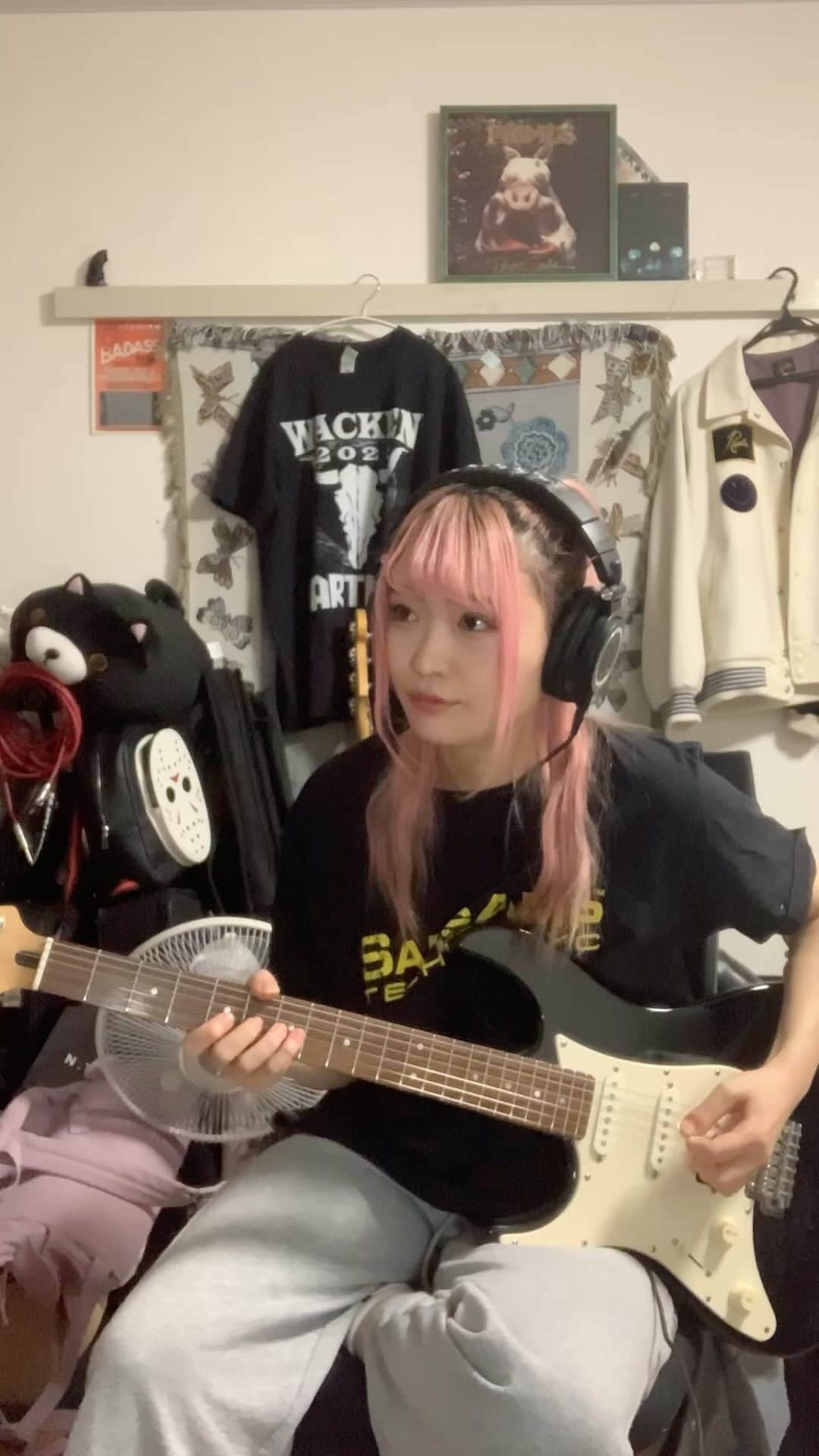 のインスタグラム：「Down to Mexico!!!!!!!!🇲🇽 Still practicing to play guitar 😂 Fun to learn a new things🤘 #paulgilbert  #bass #bassist」
