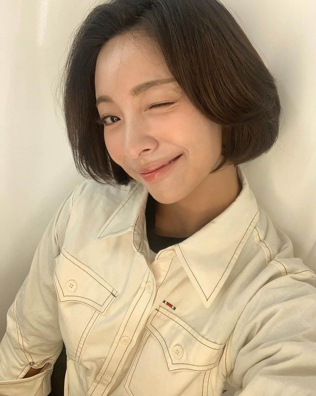 のインスタグラム：「로맨틱크라운 팝업스토어 ✨  위치: 현대백화점 더현대서울  B2 POP-UP WEST ZONE 💛 일시: 11/16 - 11/22 😀  @romanticcrown_seoul 💛💛」