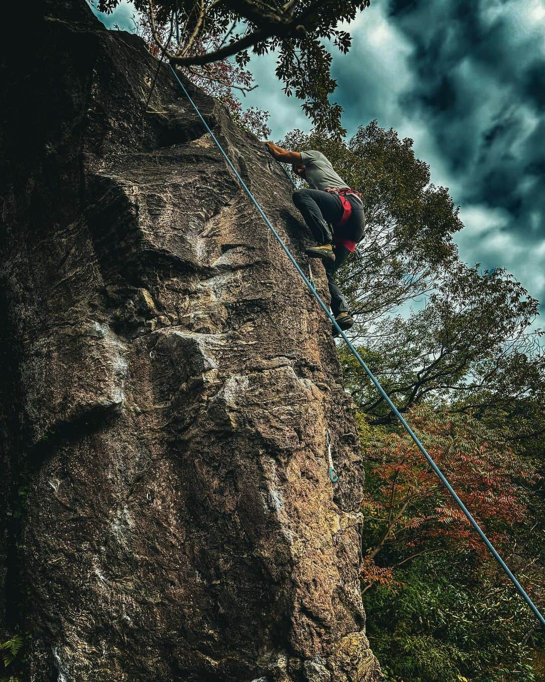 滝川ロランのインスタグラム：「子守お休みして岩登り🧗 vs自然最高だぜ👍  Thanks. @arcteryx_jp   #rockclimbing #ロッククライミング #山のギアは #男のロマン #arcteryx #アークテリクス」