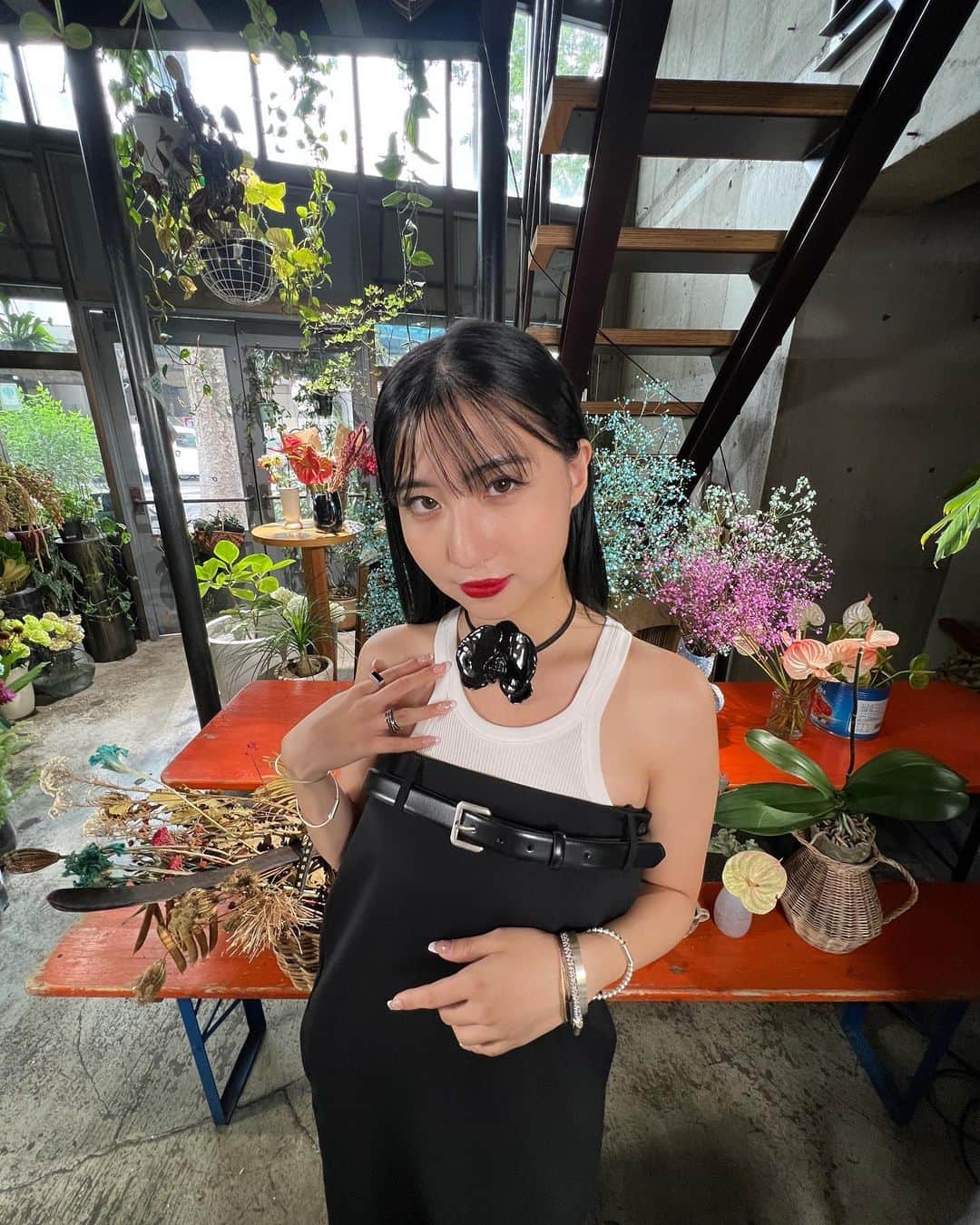 eillのインスタグラム：「@voguejapan In the bag 🖤  面倒くさがりな私が楽曲を作る時に欠かせない！iPhoneで簡単に環境音をとれるアイテムなど紹介しました  ミテネ〜( ◠‿◠ )」