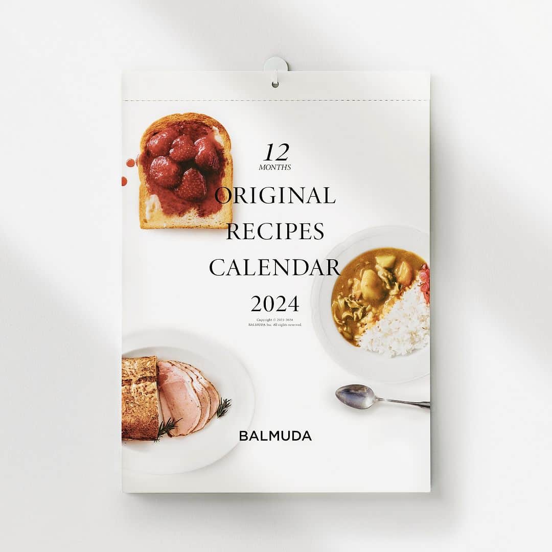 BALMUDA (バルミューダ) のインスタグラム：「バルミューダから皆さまへ。製品をご購入の方に、レシピカレンダーをプレゼント . バルミューダがお届けする特別なおいしさを詰め込んだ「オリジナル レシピカレンダー2024」がこの時期だけの購入特典として登場しました。 これまでつくってきた100を超えるメニューのなかから、ぜひお試しいただきたいお料理の数々を月ごとに厳選。毎日の朝食からおもてなしの料理まで、数々のレシピを鮮やかな写真と共に、12ヶ月間お楽しみいただけます。 . ホリデーシーズンに、バルミューダからの特別なプレゼント。ぜひこの機会にご検討ください。 . <実施店舗> ・バルミューダオンラインストア ・BALMUDA The Store Aoyama ・BALMUDAブランドショップ各店舗 – 東京　松屋銀座　7F – 大阪　阪急うめだ本店　7F – 愛知　ジェイアール名古屋タカシマヤ　9F – 兵庫　神戸大丸　7F . <プレゼント期間> 2023年11月13日（月）〜なくなり次第、終了​ . <対象> 税込み1万円以上の製品のご購入の方 . ※数量限定。なくなり次第、終了となります。 ※消耗品、アクセサリは対象外です。 ※1回のご購入につき、カレンダーを1つプレゼントいたします。 . . #BALMUDA #バルミューダ #カレンダー」