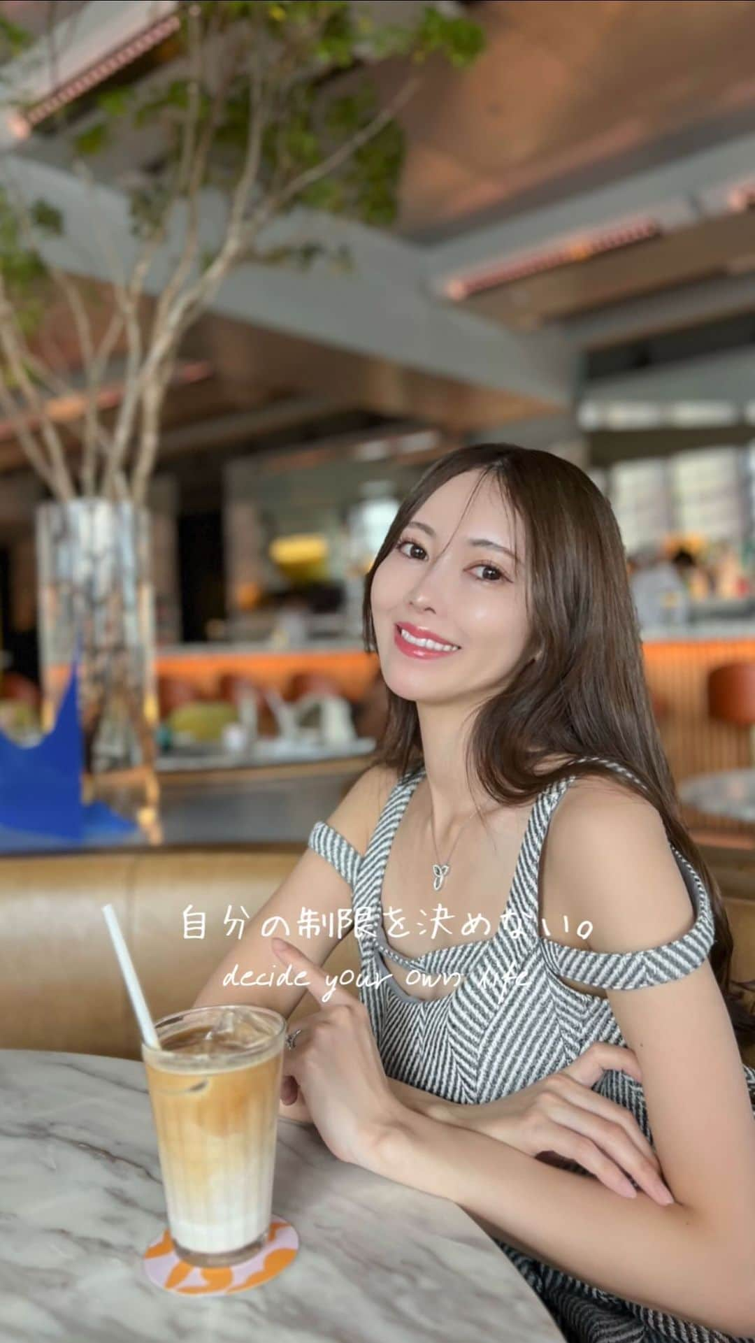 清水愛美のインスタグラム：「ポジティブ大事🥰  セカンドキャリアをよく友達と 話してる🥹 産後子育てをしながらのキャリア💞  モデルは需要があればずっとやっていたい🥹 自分が綺麗でいなきゃ！！と頑張れるから。  やれる事があるなら全力で取り組む! 最近同じママさんに美意識あがるとDMを 言っていただく事が多くなり嬉しくてたまりません🥹  しっかり地に足はつけたい。 10年後も働ける働き方ってなんだろうって ずっと考えてる🥹  でもやっぱり、種を蒔かないと 芽🌱はでないから なんでもがむしゃらに動いて 挑戦してみる！ 30代の挑戦って本当大変だけど、 後回しにしないで☺️頑張れることは あるはず！って  ...とはいえ、0〜2歳は本気で働こうなんて むりだったけどね笑  世の中のママさん、 世の中のパパさん お疲れ様です🥹✨  夫婦同士も鏡🪞だから 感謝の気持ちを忘れずに、 今日も家族の為に お疲れ様でしたという気持ちを 伝えなきゃっっと思っている今日この頃でした☺️  今日もお疲れ様でした🥰  ワンピースは @eradie_official   デコルテが可愛すぎるデザイン💞  ランチは大好きな🥞 @billsjapan  銀座店に お邪魔しました❣️  #ポジティブ　#将来の夢  #マインド #男の子のママ　#ポジティブ思考  #休日ランチ #bills  #billsginza  #eradie  #chanel」