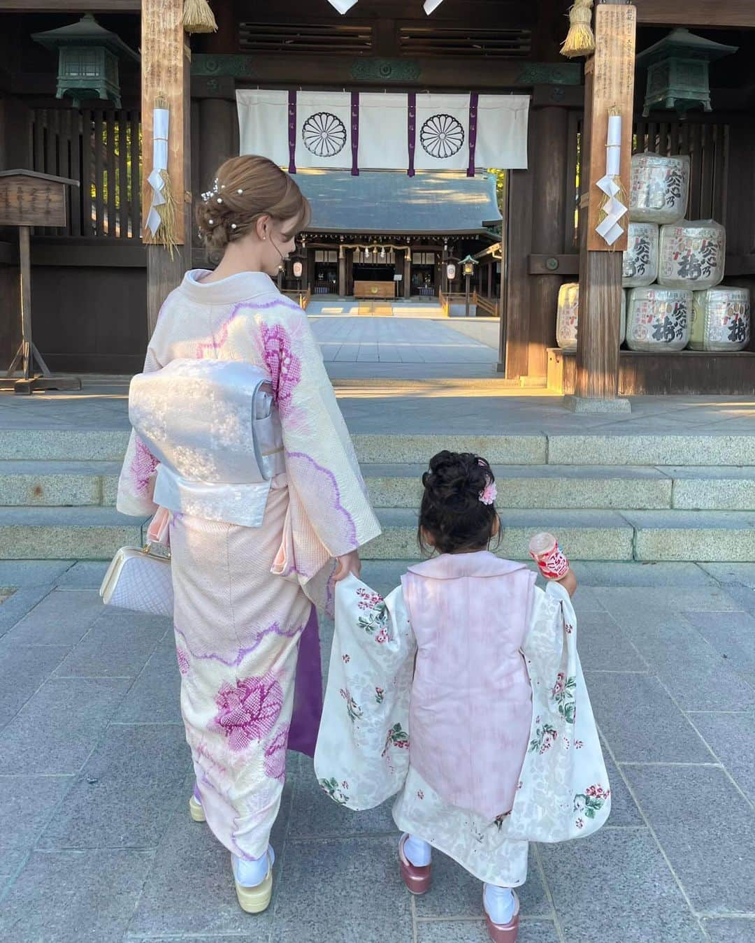 apyuさんのインスタグラム写真 - (apyuInstagram)「娘2人の七五三で私も一緒に 娘たちの着物に合わせて着物選んだよ🩷  子供たちの記念の日に総絞りの素敵な着物着れて嬉しい🥰  #七五三 #七五三ママコーデ #七五三ヘア #七五三着物 #姉妹ママ #4児ママ #七五三3歳 #七五三7歳」11月16日 18時28分 - apyu