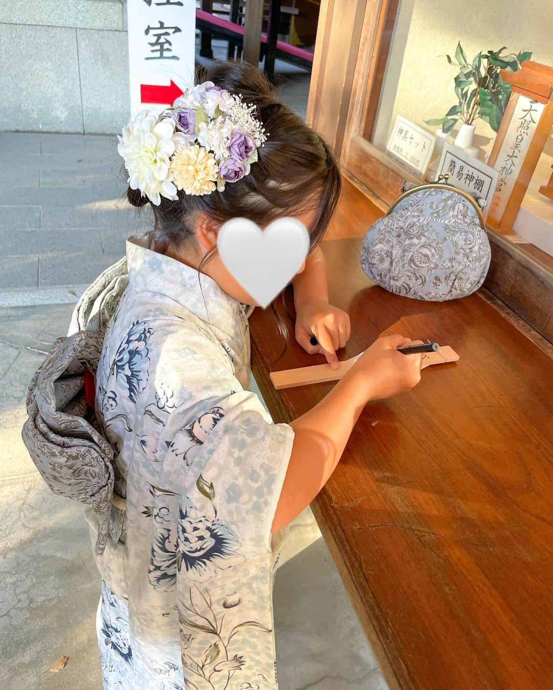 apyuさんのインスタグラム写真 - (apyuInstagram)「娘2人の七五三で私も一緒に 娘たちの着物に合わせて着物選んだよ🩷  子供たちの記念の日に総絞りの素敵な着物着れて嬉しい🥰  #七五三 #七五三ママコーデ #七五三ヘア #七五三着物 #姉妹ママ #4児ママ #七五三3歳 #七五三7歳」11月16日 18時28分 - apyu