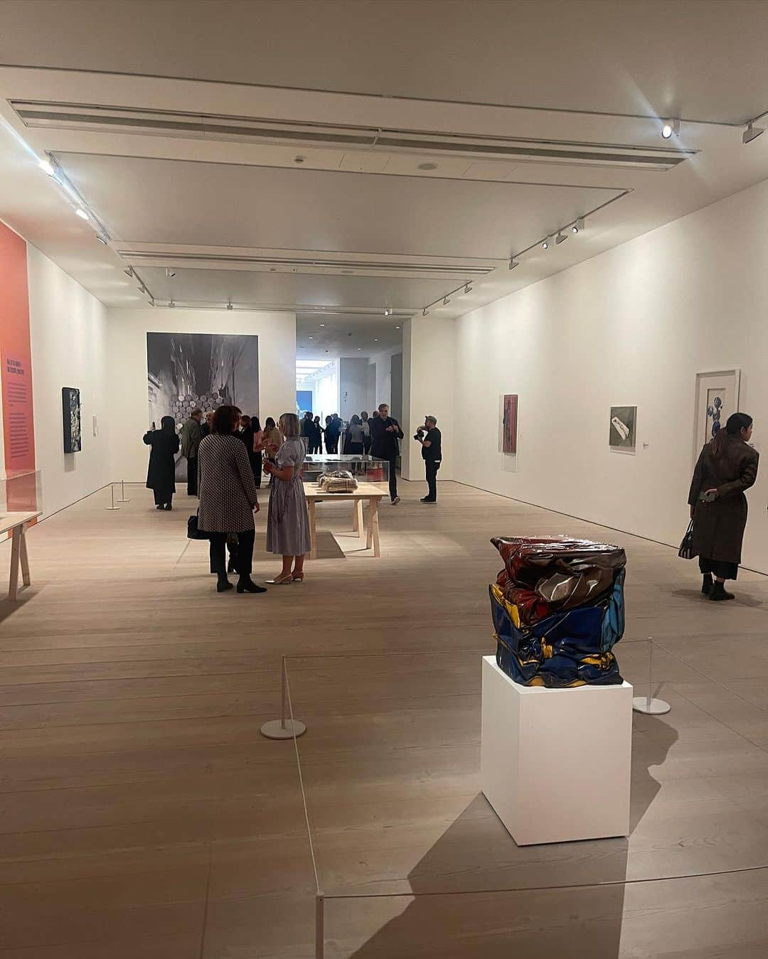 澄那シュトゥーダーさんのインスタグラム写真 - (澄那シュトゥーダーInstagram)「Floating through the Saatchi >>   Thank you @saatchi_gallery for an inspiring evening at the private exhibition preview of #seasonofsculpture, which highlights two exhibitions:  🎨 Christo and Jeanne-Claude's 'Boundless'  🎨 'If Not Now, When?' about female sculptors from 1960-2023  Both exhibitions are on NOW until January 22, 2024.   This is my favourite modern art museum in London, and it's a must-see. So put your best boots on and don't miss it! 🖤  #artgallery #london #museum」11月16日 18時27分 - suminastuder