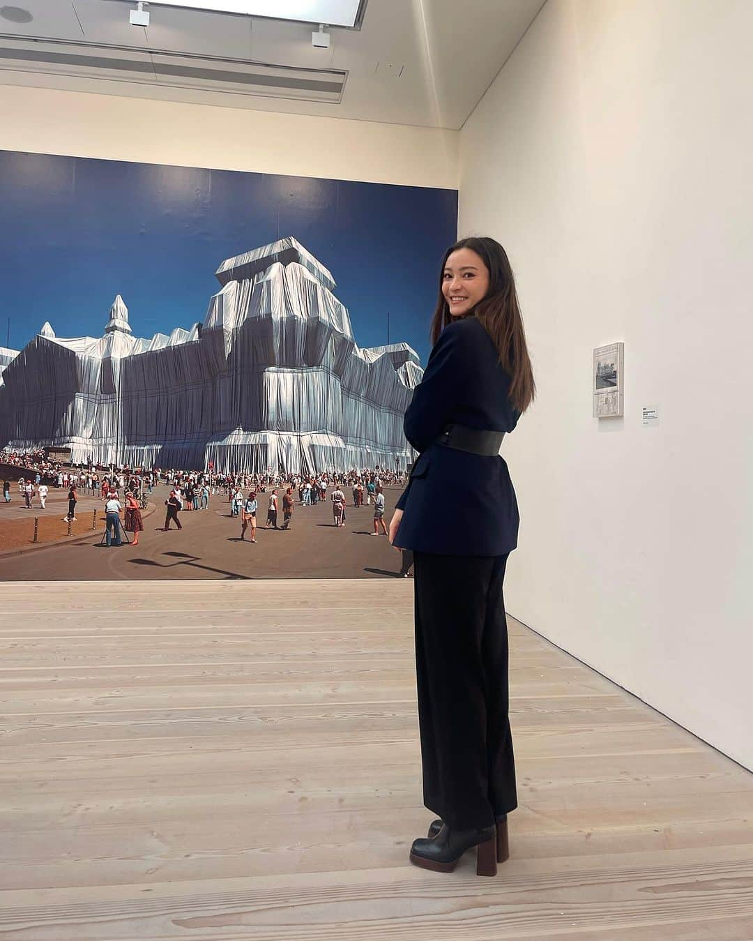 澄那シュトゥーダーさんのインスタグラム写真 - (澄那シュトゥーダーInstagram)「Floating through the Saatchi >>   Thank you @saatchi_gallery for an inspiring evening at the private exhibition preview of #seasonofsculpture, which highlights two exhibitions:  🎨 Christo and Jeanne-Claude's 'Boundless'  🎨 'If Not Now, When?' about female sculptors from 1960-2023  Both exhibitions are on NOW until January 22, 2024.   This is my favourite modern art museum in London, and it's a must-see. So put your best boots on and don't miss it! 🖤  #artgallery #london #museum」11月16日 18時27分 - suminastuder