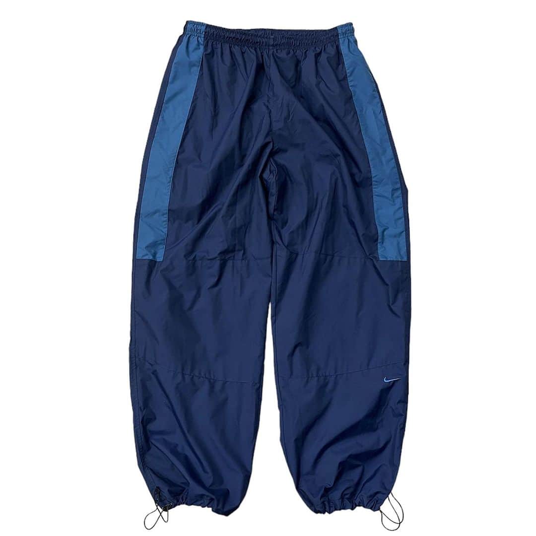 のインスタグラム：「NIKE ナイロンパンツ navy 6800y+tax(7480)  NIKEのナイロンパンツ。 ネイビーに膝上までのブルーのラインが、お洒落です。 XLで太めのシルエットもかっこいい！ 裾にはドローコードも。  WEB SHOPに入荷しております。 是非ご覧ください。 jammru.com  #jammru#nike #大阪古着屋#心斎橋古着屋#usedmix #osaka  #fashion  #streetstyle  #streetfashion  #vtg  #vintage  #used  #usedclothing  #古着 #古着屋 #ファッション #70s #80s #90s」