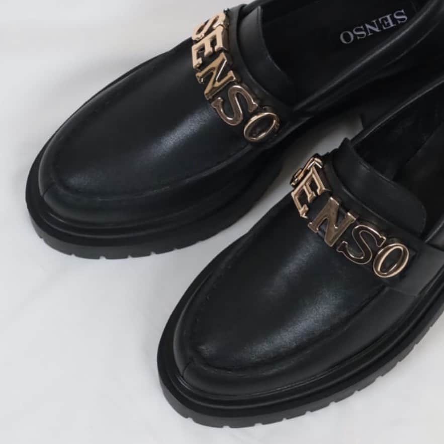 センソ・ディフュージョンのインスタグラム：「Our new MONTY loafers @bond_shimane」