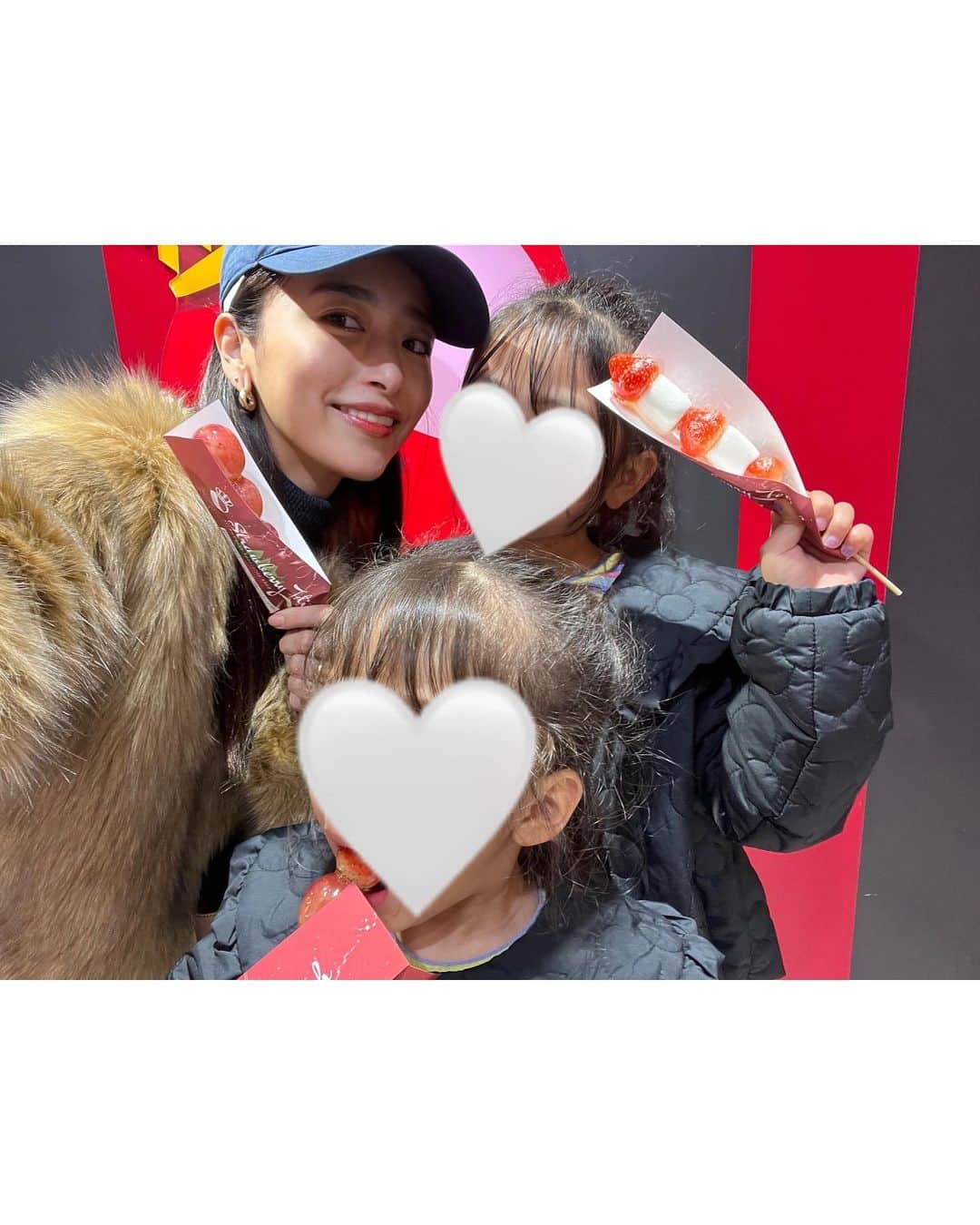 近藤千尋のインスタグラム：「娘2人と原宿デート❤️💗  放課後を楽しみにしてた2人、 長女は手作りの 原宿マップ🗺️作ってた🥺かわいい🥺 欲しい人ー？笑☺️  ママお仕事頑張るからまたいこうね☺️っと約束🤞💕  高校生たちが制服できゃっきゃっしてて いつか娘たちも…🎀と思うと 少し寂しくなった。(早い)  次女の指の赤いのはペンです❤️笑 (怪我じゃないです🩹)」