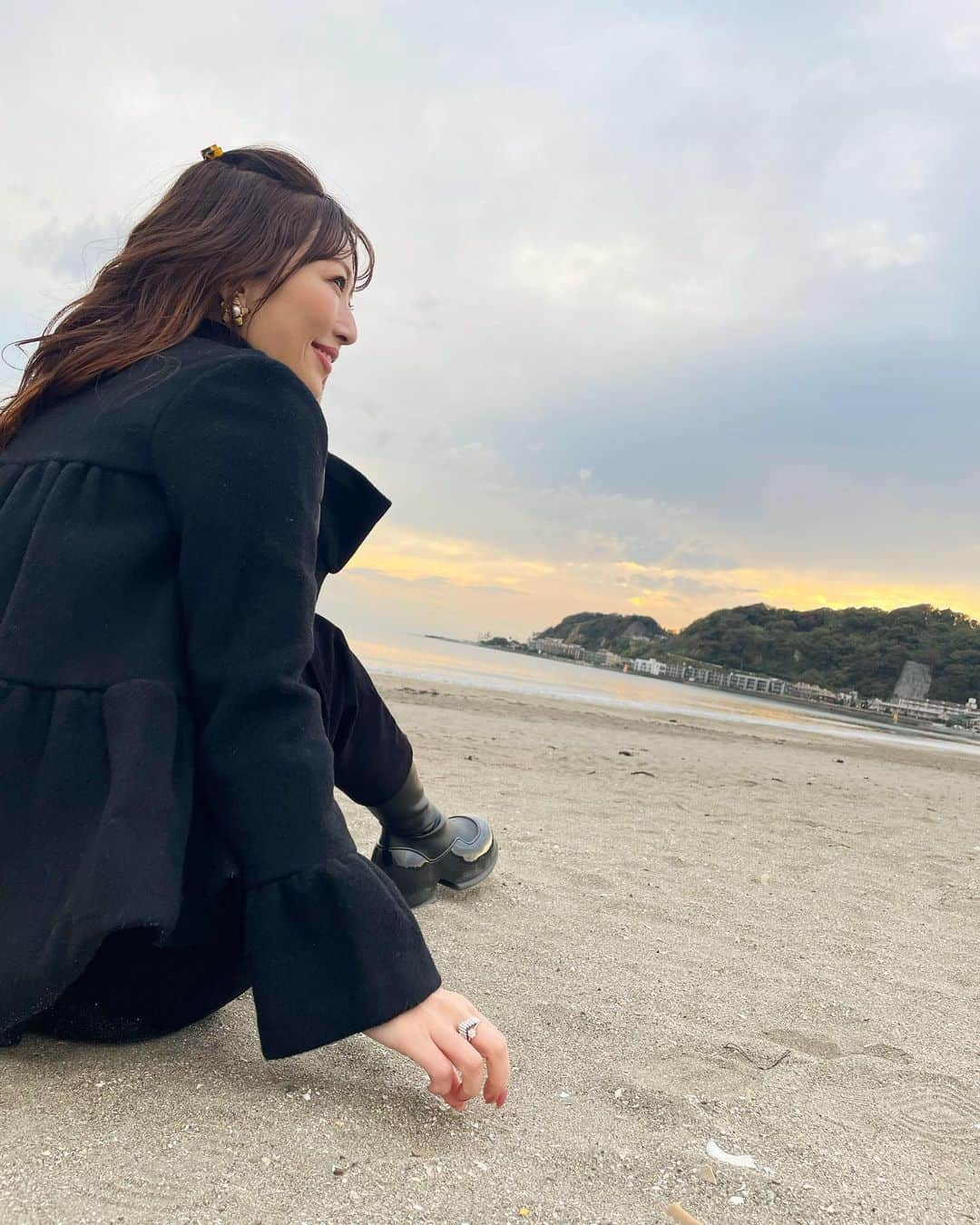 梅野舞さんのインスタグラム写真 - (梅野舞Instagram)「海は🏖眺めるのが好き  海の眺めは自然の風景だから 静かで穏やかな雰囲気が リラック効果抜群🍀  心を癒し、心の安定 日常のストレスを軽減してくれたり  マインドフルネス効果もあるね✨  心身のリラックスと幸福感をもたらしてくれる🌊  ありがとーーーー！💕  #由比ヶ浜#海外#ビーチ#鎌倉#夕暮れ時#癒し#リラックス#浄化#マインドフルネス#health#wellness  #instagood #instagram」11月16日 18時23分 - mai.umeno