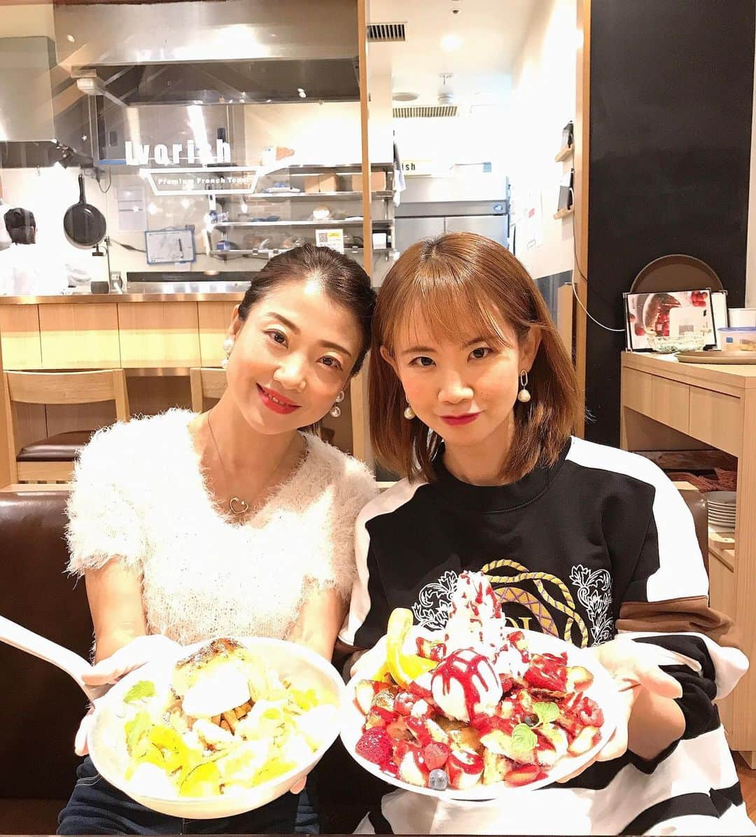 葵のインスタグラム：「美味しかった〜♡ @lily2018love ちゃんと渋谷カフェ🍰  場所は、10周年を迎えたフレンチトースト専門店Ivorish♪ （渋谷店は9周年です） 10周年記念メニューを食べてきたよ！  「アールグレイブリュレ＆アプリコット」 クリームチーズ入りのフレンチトーストが美味しかったです！ （こちらは秋限定メニューのため、まもなく終了になります。）  「ベリーデラックス」 アイスとクリーム、フルーツがたっぷり！！ こちらもおいしくてビックリ！！  マンゴージュースと一緒に✨  どちらも見た目から可愛くて食べるのが もったいなかったよ☺️ 居心地よくてまたリピしたい💕  PR @ivorish_official #ivorish #ivorish渋谷 #渋谷カフェ巡り #渋谷スイーツ #フレンチトースト専門店 #渋谷フレンチトースト #渋谷スイーツ巡り #渋谷区グルメ」