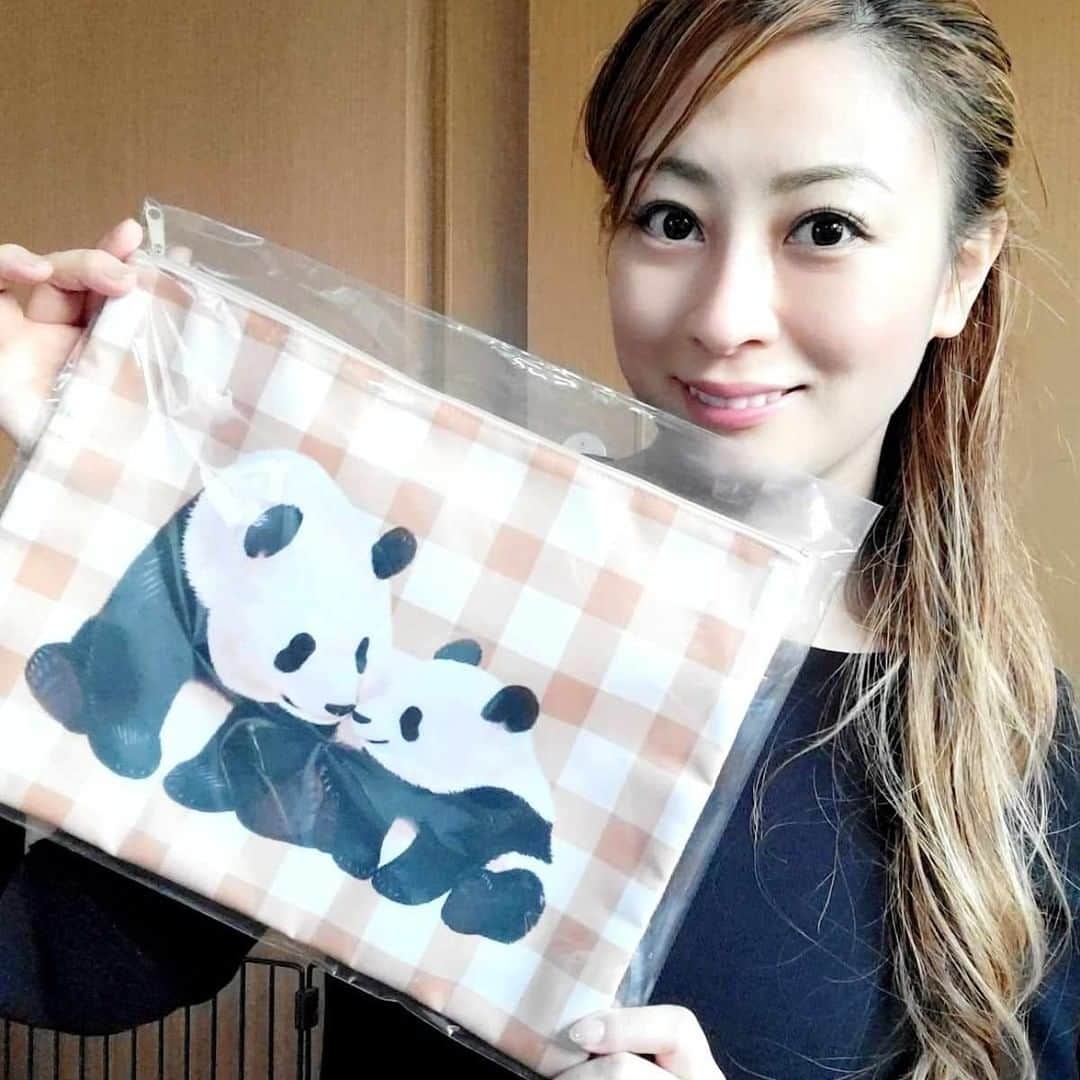 小野友葵子さんのインスタグラム写真 - (小野友葵子Instagram)「【パンダ雑貨定期便】  FELISSIMOフェリシモのパンダ雑貨の会。 定期便が届きました！！  今回は、A4サイズポーチ！  大きいポーチ、 何を入れようかしら～？  次回も楽しみです。🐼✨  ｡.｡:+* ﾟ ゜ﾟ *+:｡.｡:+* ﾟ ゜ﾟ *+:｡.｡ 📻2023/11/18（土） 動画配信型ラジオレギュラー冠番組 『小野友葵子のBella Serata‼』 第1、第3土曜日 21：00～21：50生放送中 https://ameblo.jp/onoyukiko/entry-12827545902.html  🎵2023/12/12（火）15:00 酵素クレープ専門店クレープアリサ東京  💿小野友葵子コラボ参加CD発売中！ https://ameblo.jp/onoyukiko/entry-12800332342.html  🎼小野友葵子プロデュース若手オペラ歌手グループ『I  BOCCIOLI』メンバー募集中！ https://ameblo.jp/onoyukiko/entry-12800609513.html ｡.｡:+* ﾟ ゜ﾟ *+:｡.｡:+* ﾟ ゜ﾟ *+:｡.｡ 🌹HP https://www.onoyukiko.com/ 🌹ブログ http://ameblo.jp/onoyukiko 🌹Instagram（yukikoonosoprano） https://www.instagram.com/yukikoonosoprano/ 🌹Twitter https://twitter.com/yukiko_ono 🌹YouTube（YukikoOno小野友葵子） https://www.youtube.com/user/VitaRoseaYukikoOno 🌹小野友葵子のコンサートってどんな感じ？ https://youtu.be/bWges5LlLnw ｡.｡:+* ﾟ ゜ﾟ *+:｡.｡:+* ﾟ ゜ﾟ *+:｡.｡  #パンダ #パンダ雑貨 #パンダ雑貨定期便 #FELISSIMO #フェリシモ #のんびーりごろごろパンダ雑貨の会 #A4ポーチ #A4サイズポーチ #毎月の楽しみ #ソプラノ歌手 #オペラ歌手 #オペラ #錦戸部屋女将 #バラ好き #パンダ好き #ミラノ #イタリア #ラジオパーソナリティー #プロデューサー #若手アーティスト支援 #デビュー15周年」11月16日 18時25分 - yukikoonosoprano