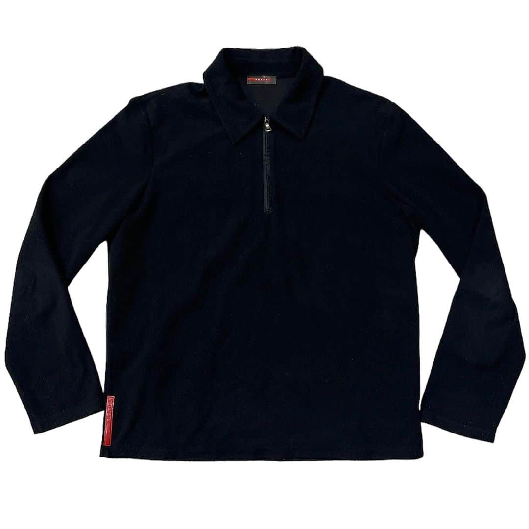 のインスタグラム：「PRADA SPORTS H/zip フリースカットソー 8000y+tax(8800)  PRADA SPORTSのハーフジップカットソー。 薄手のフリースでどんなスタイルにも合わせやすい黒。  PRADA SPORTS本物かフェイクかは定かではありませんが、これはこれでアリかなと思います。  全体的に使用感があり、毛玉等ありますが、まだまだ着て頂けるコンディションです。  WEB SHOPに入荷しております。 是非ご覧ください。 jammru.com  #jammru #大阪古着屋#心斎橋古着屋#usedmix #osaka  #fashion  #streetstyle  #streetfashion  #vtg  #vintage  #used  #usedclothing  #古着 #古着屋 #ファッション #70s #80s #90s」