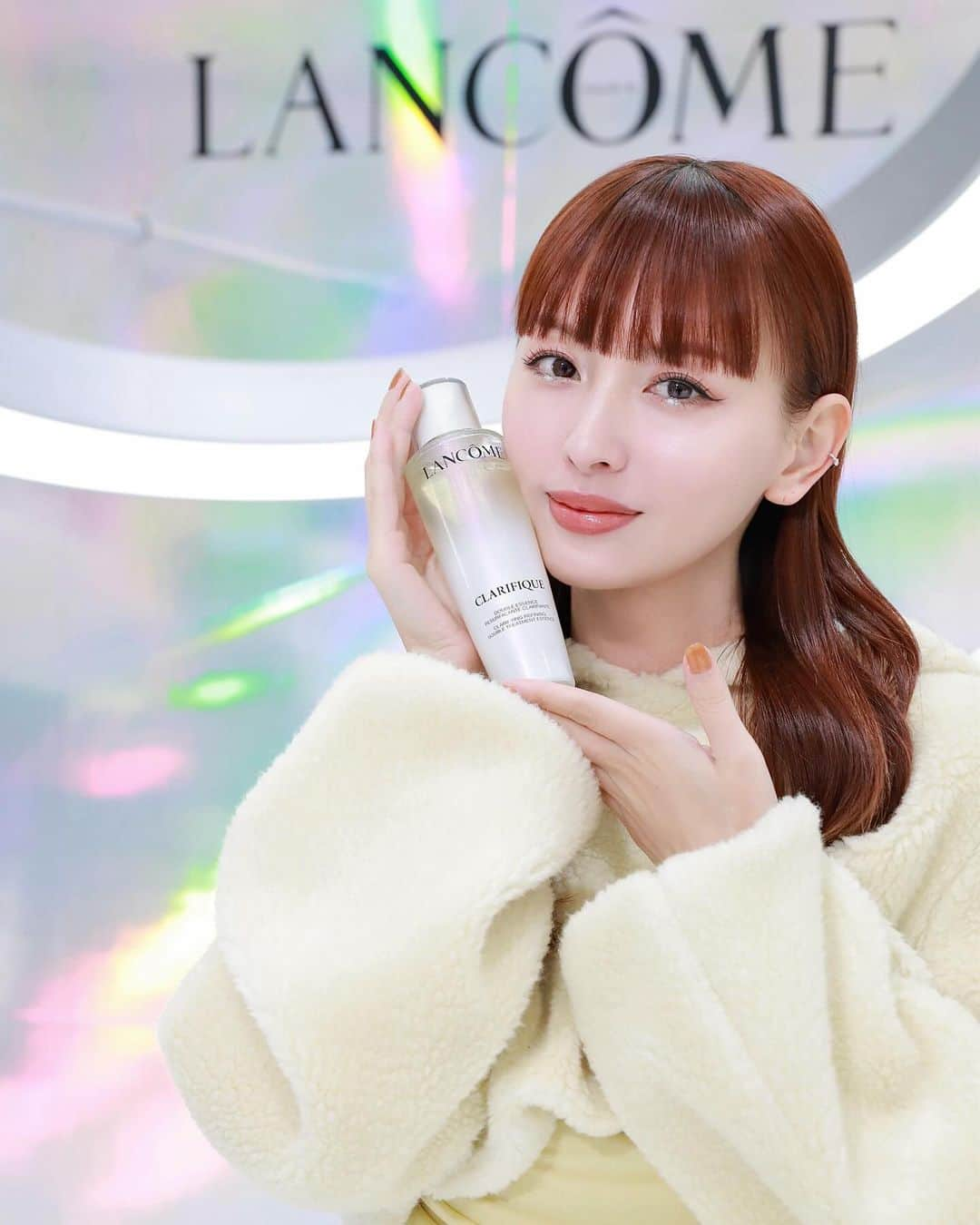 鈴木えみのインスタグラム：「2024年にリニューアル新登場する、 @lancomeofficial ランコムの人気化粧水「クラリフィック デュアル エッセンス ローション EX」。 発表会でひと足お先に製品を体験させていただきました！ 大きなポイントとして👆🏻ブライトニング成分でくすみを予防してくれて、角質ケアと保湿の両方が共存していること、96%自然由来で敏感肌にも使えて、保湿持続力はなんと従来品の8倍‼️（写真4枚目、一気に8倍ですか😳！？のビックリ顔を撮られてた🤣） 二層式でオイルも入ってるのですが、油膜を感じないのも個人的にうれしいポイントでした✨ 透明感はいくらあっても困らないので、ぜひチェックしてね〜💖 ㅤㅤㅤ #PR #クラリフィック #満たされ透明肌 #lancomeskincare」